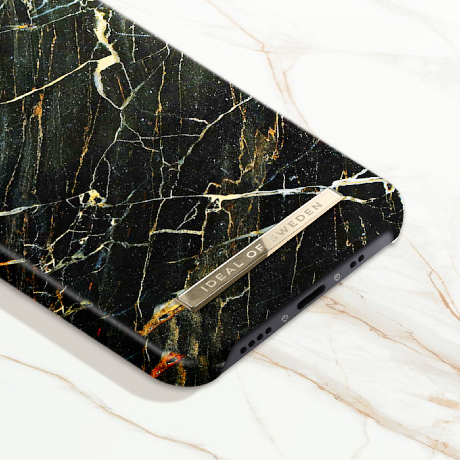 Una custodia per telefono con design marmorizzato e una barra di metallo color oro.
