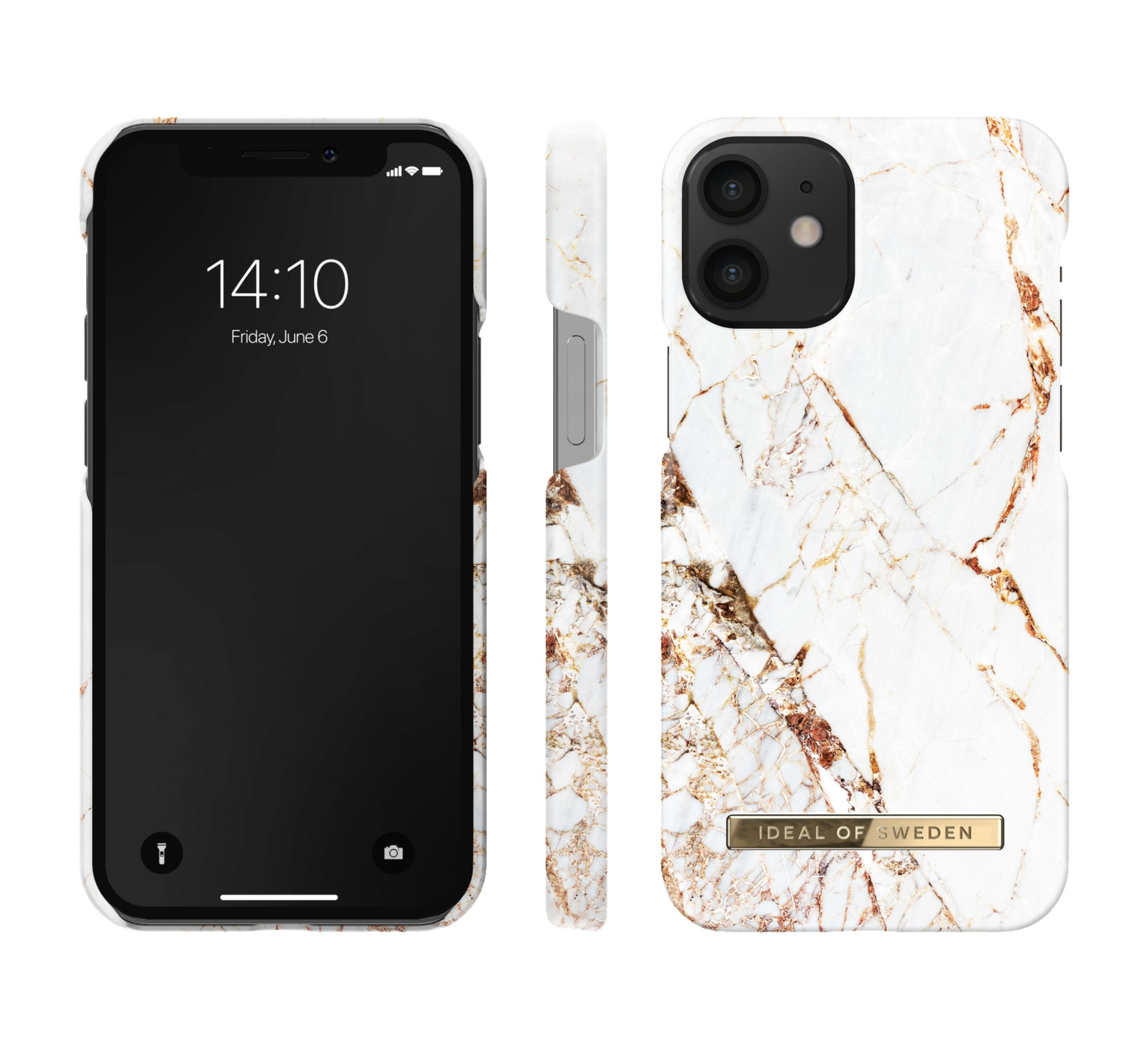 Un iPhone in una custodia con motivo marmoreo. Il telefono mostra l'ora e la data su uno schermo nero.