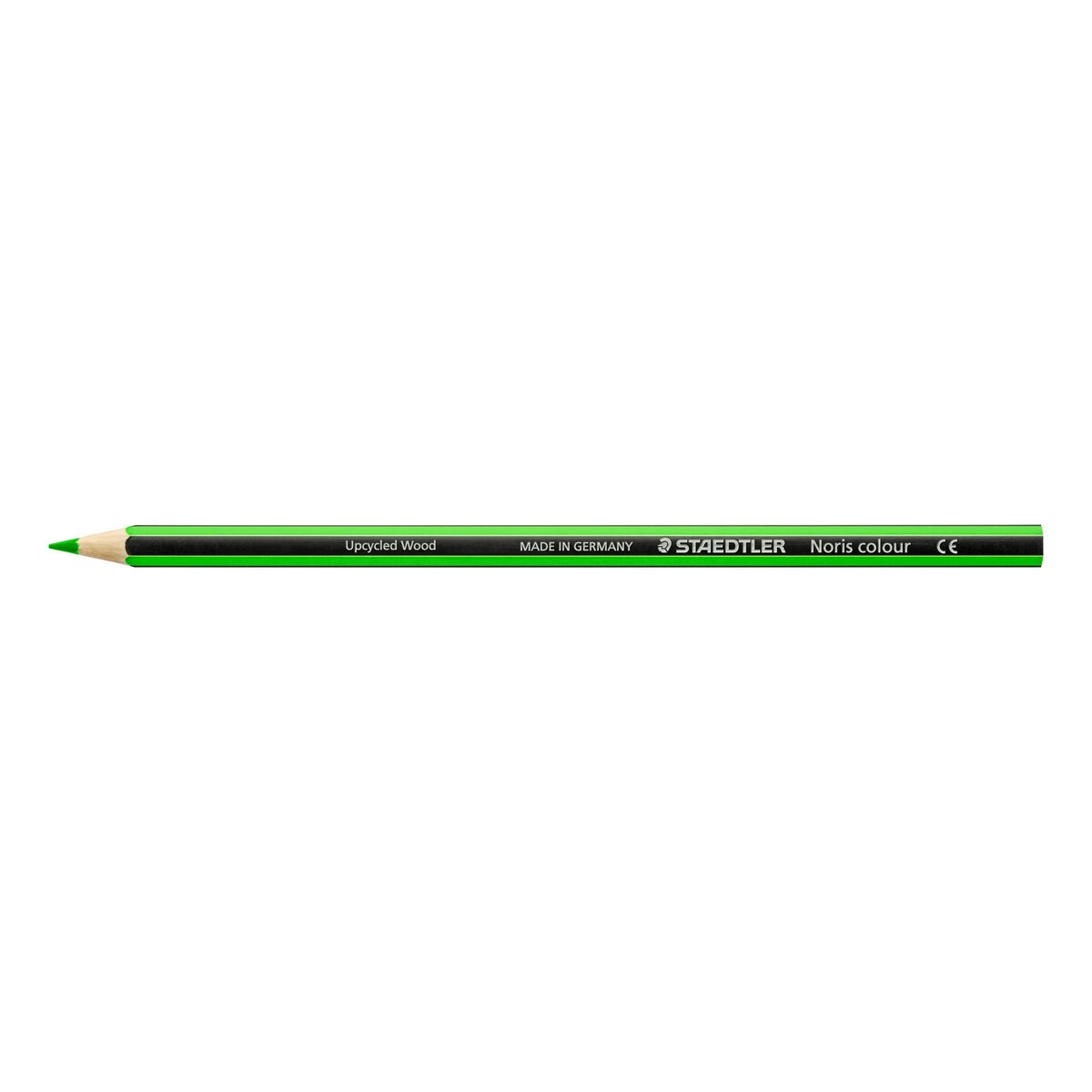 Grüner Farbstift mit schwarzen Streifen. Weißer Hintergrund.