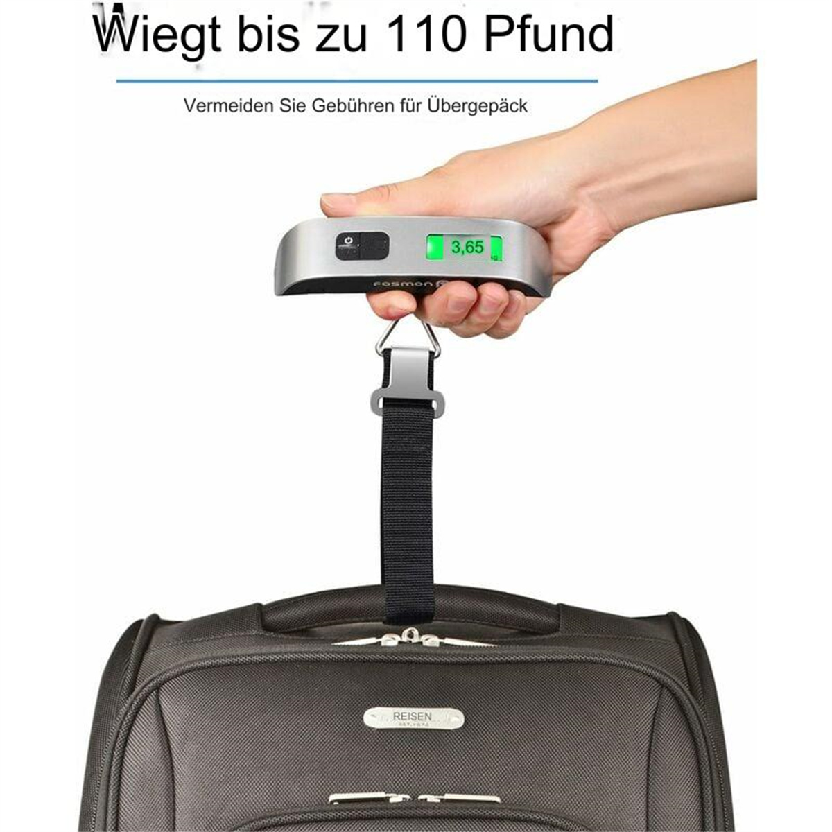 Eine Hand, die eine Gepäckwaage mit 3,65 kg hält. Ein Koffer hängt unten.