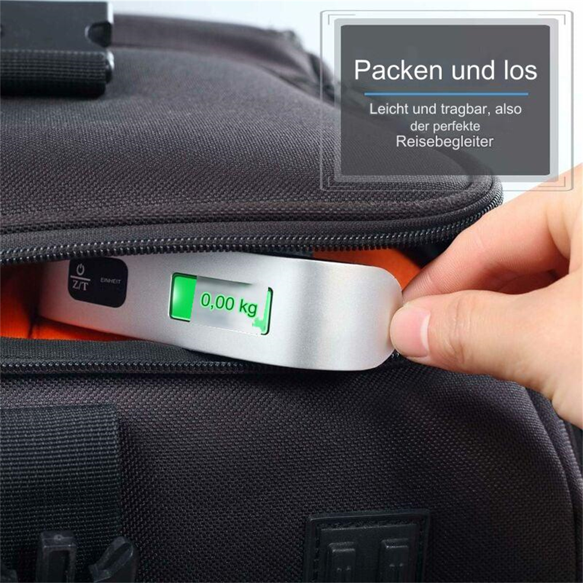 Die Hand einer Person, die eine kleine Waage in einer schwarzen Tasche hält und 0,00 kg anzeigt.