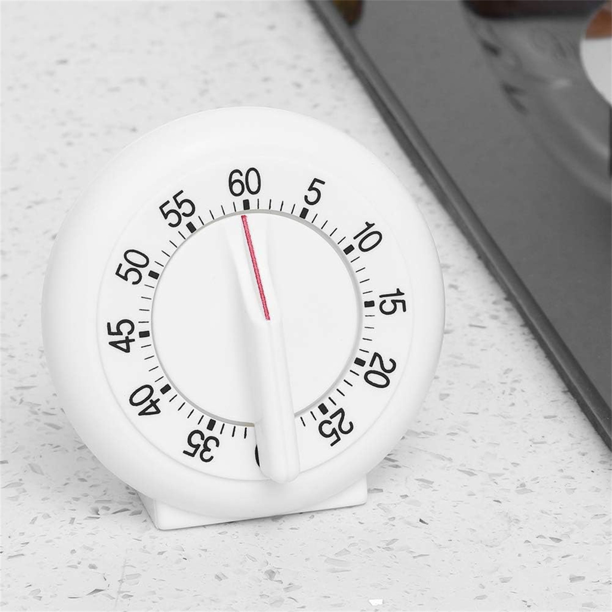 Weißer Küchentimer mit roter Anzeige auf dem Zifferblatt, eingestellt auf 59 Minuten.