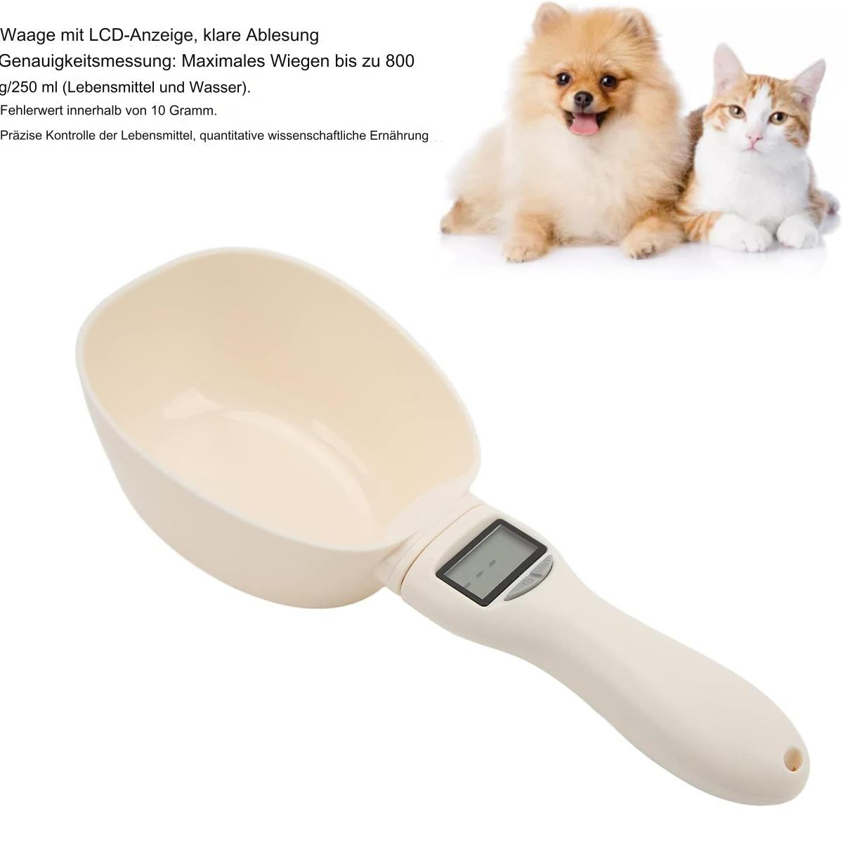 Eine digitale Tierwaage mit Messlöffel. Ein Hund und eine Katze im Hintergrund.