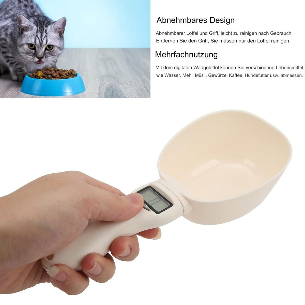 Hand hält einen Messlöffel mit Digitalanzeige.