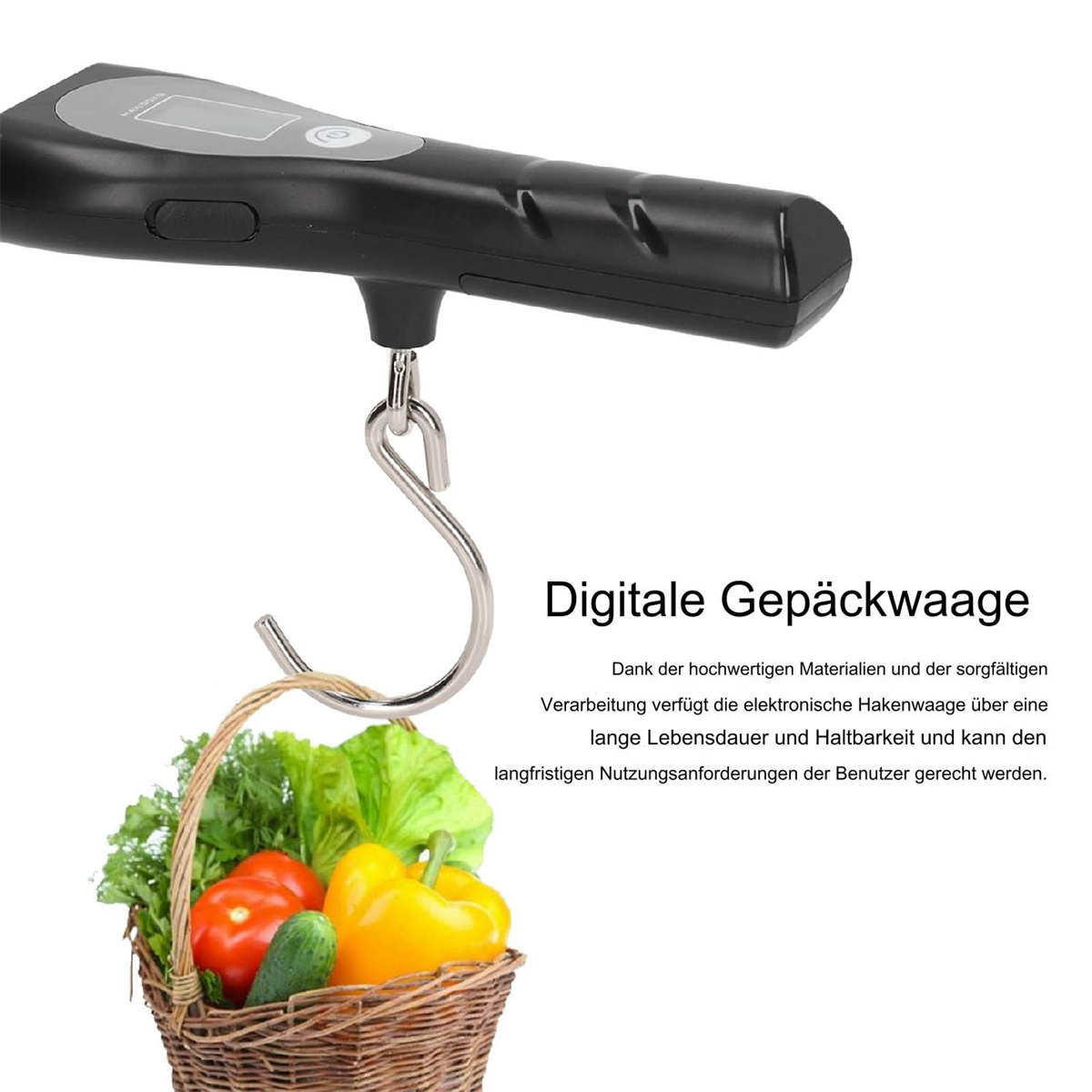 Digitale Gepäckwaage mit einem Korb mit Gemüse. Schwarze Waage, silberner Haken, weißer Hintergrund.