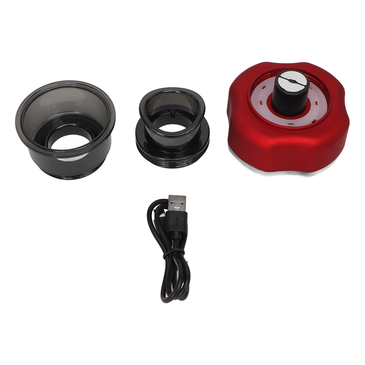 Komponenten eines Mixers: ein roter Deckel, zwei schwarze Behälter und ein USB-Ladekabel, alles auf weißem Untergrund.