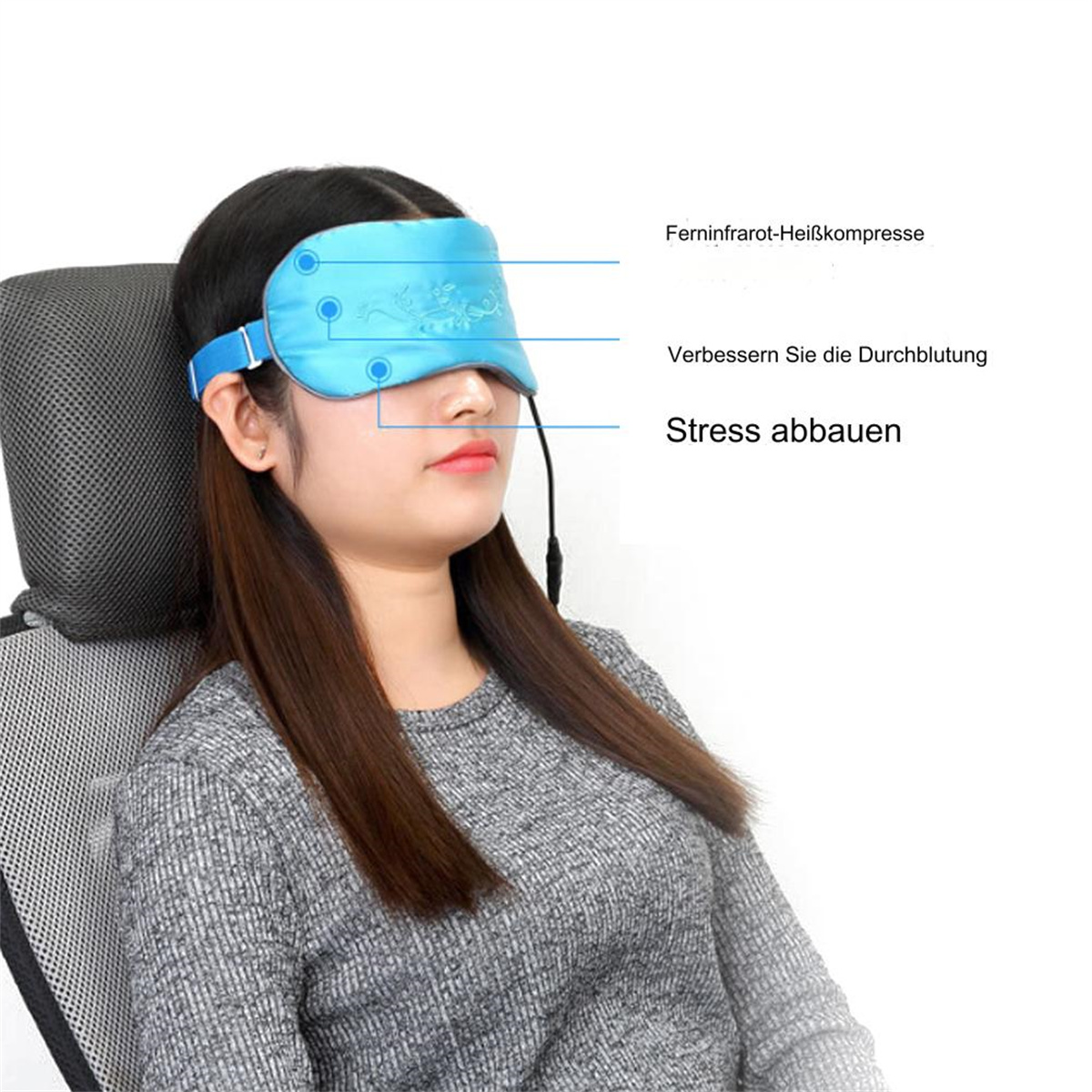 Eine Frau, die eine blaue Augenmaske trägt, sitzt auf einem Stuhl.