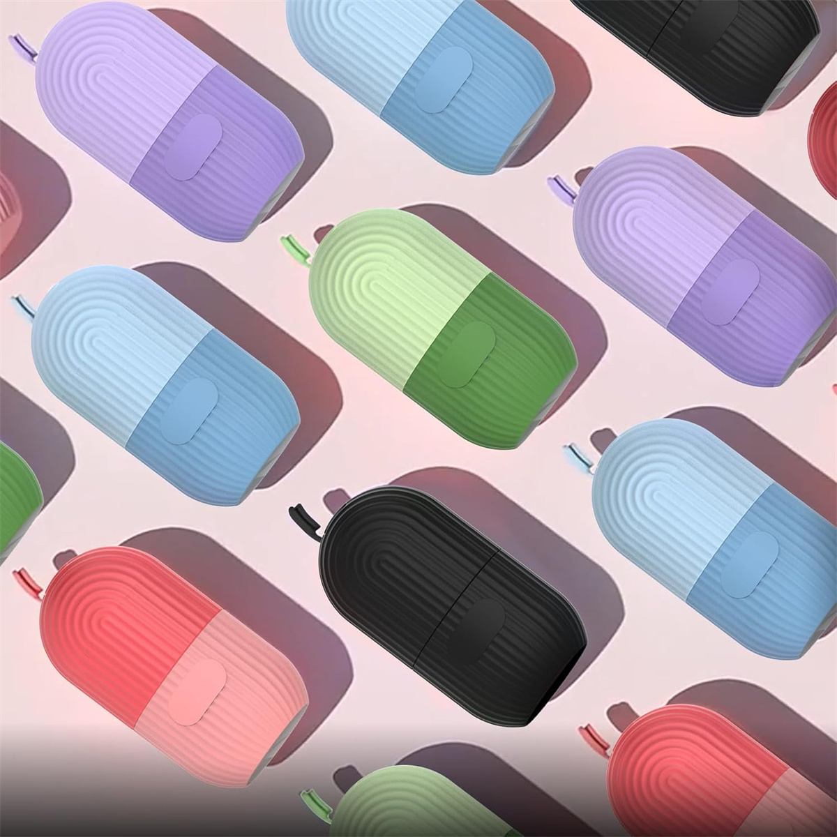 Ein Muster aus bunten Eisrollerkugeln. Die Farben sind lila, blau, grün, schwarz, rot.