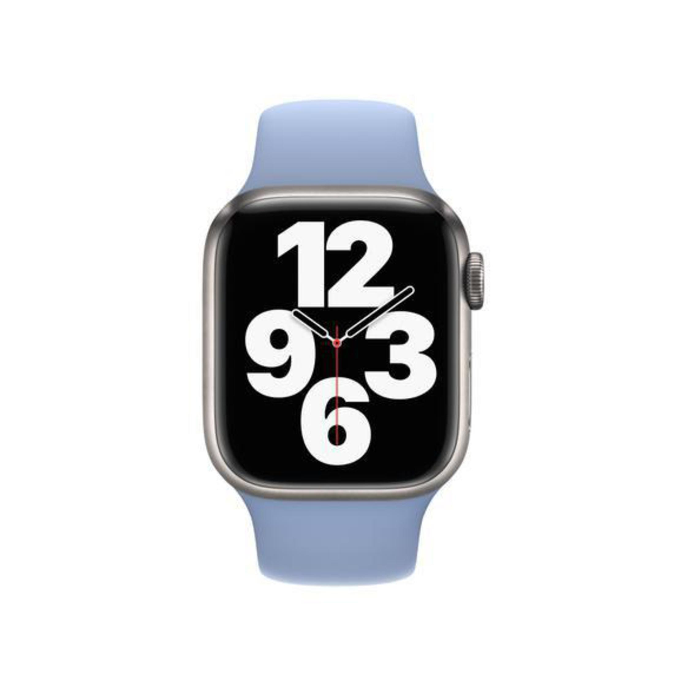 Srebrny Apple Watch z niebieskim paskiem, wyświetlający godzinę 12:09:03.