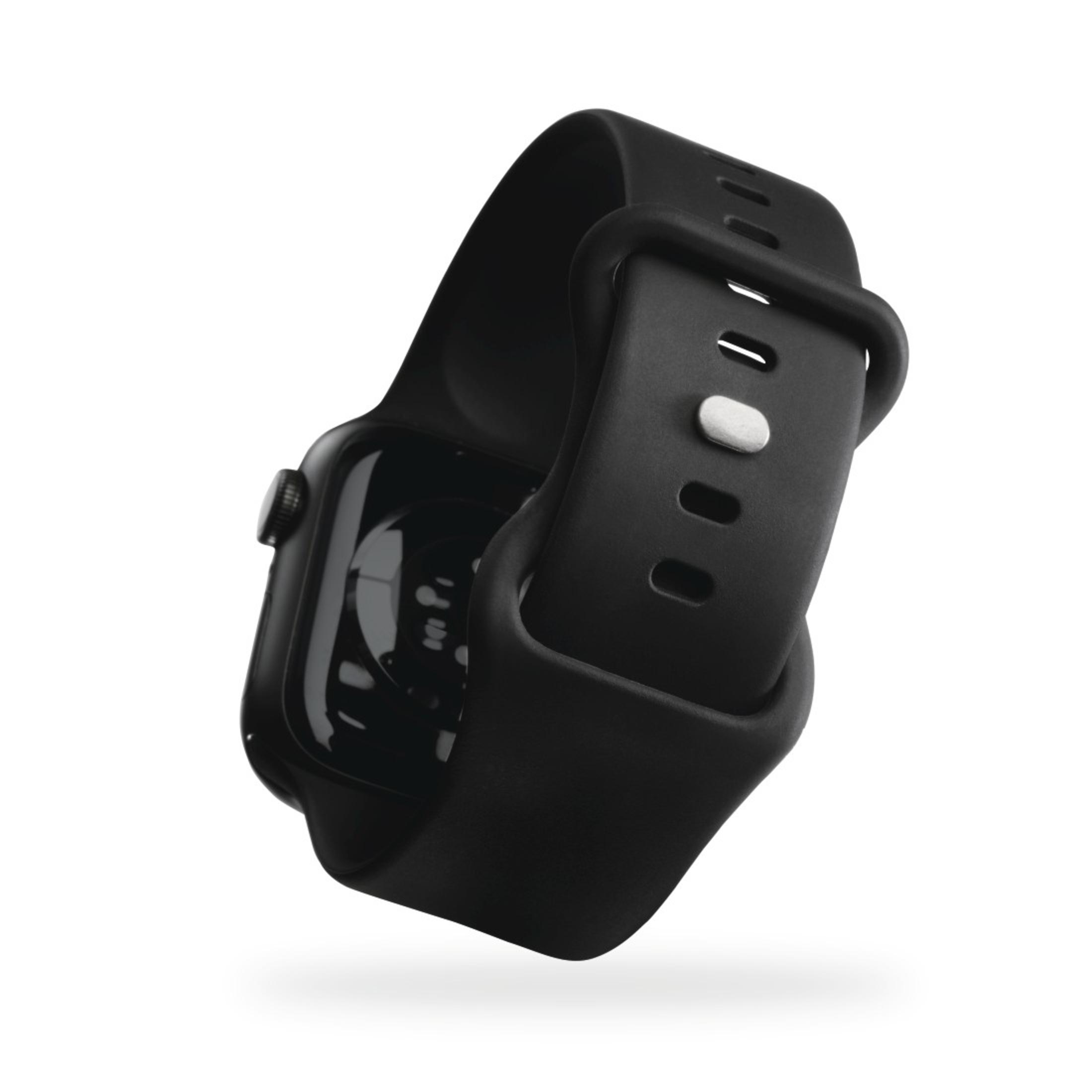 Smartwatch nero con cinturino nero. È leggermente angolato. L'orologio è su uno sfondo bianco.