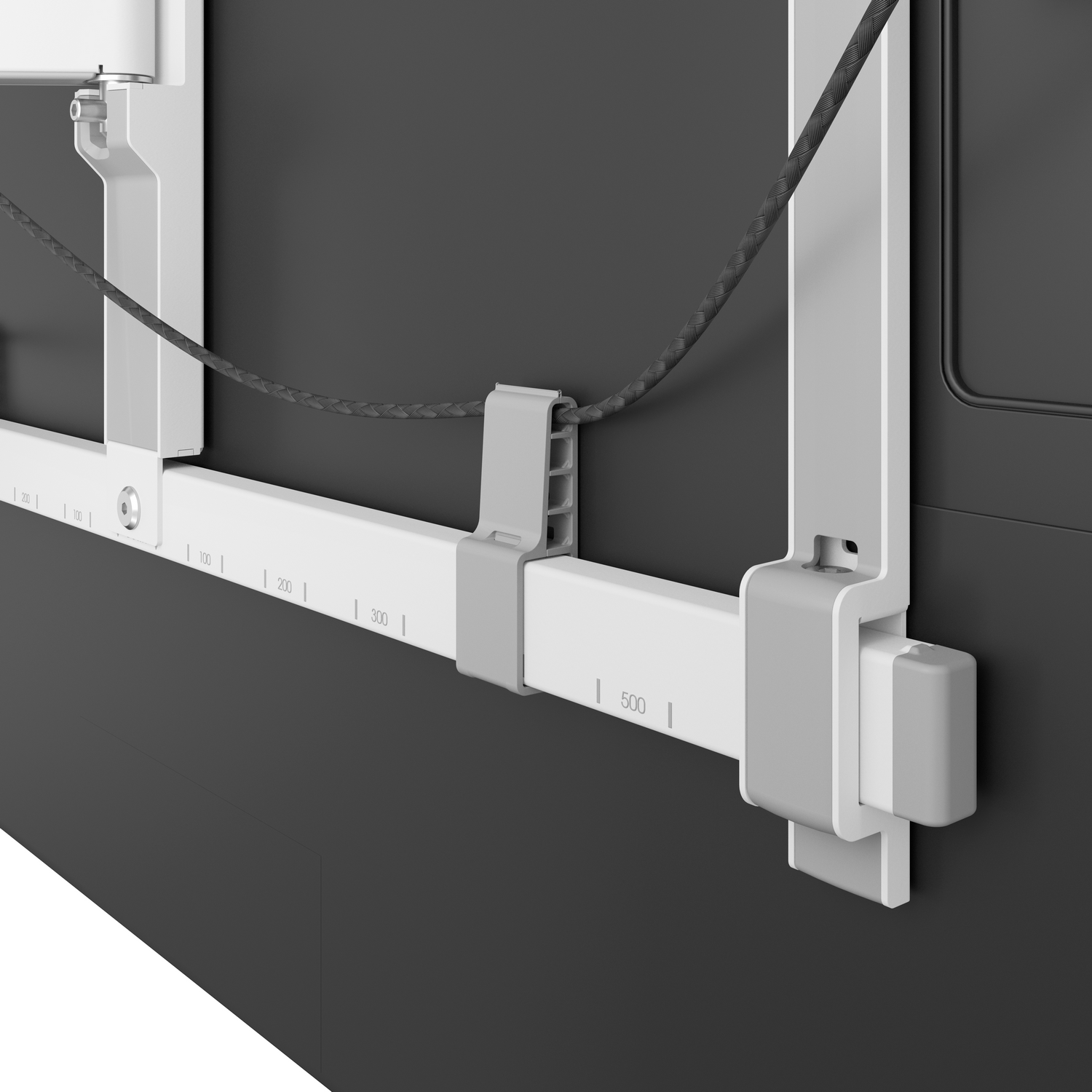 Biało-szary uchwyt ścienny z miarkami i czarnym kablem.