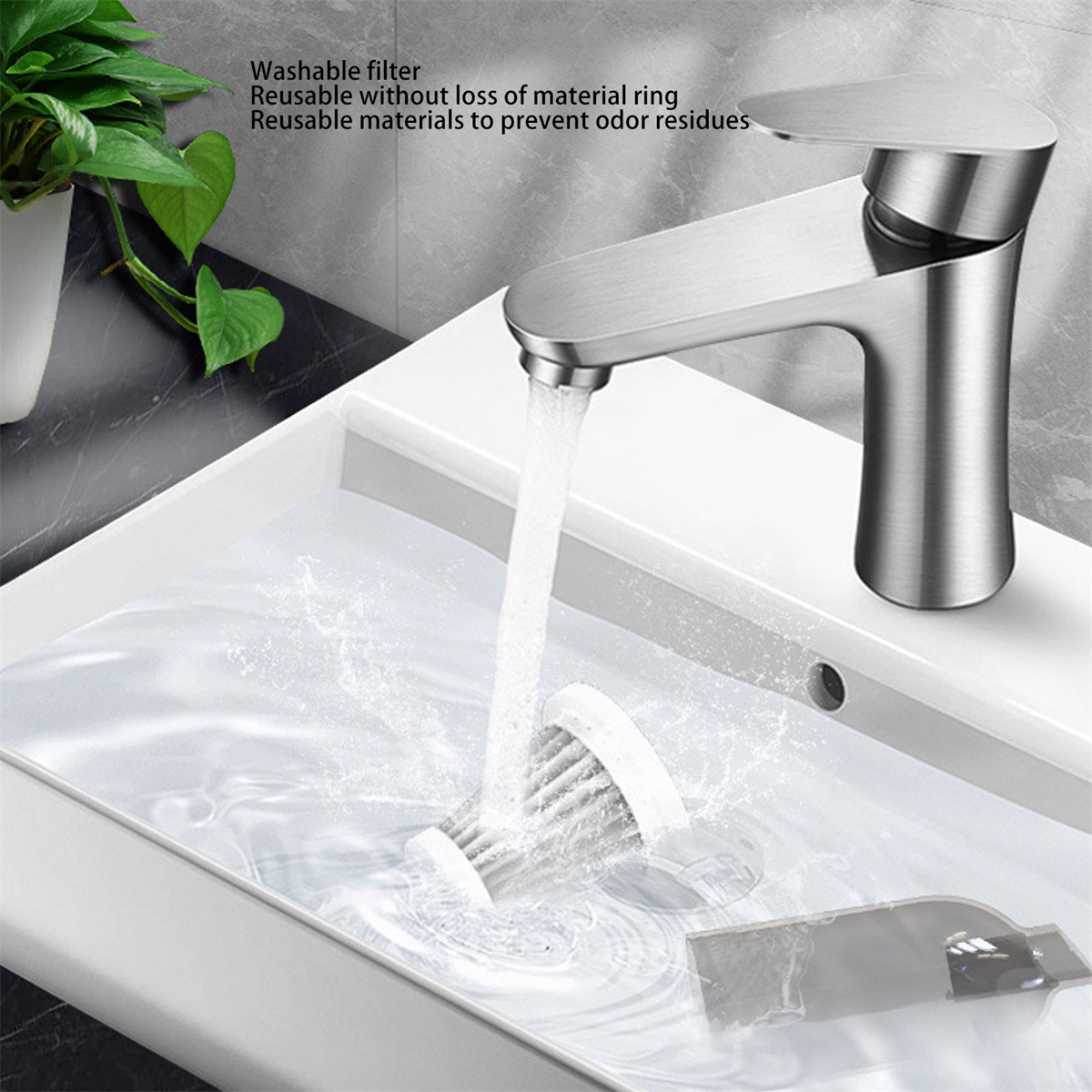 Wasserhahn mit Wasser, das in ein Waschbecken fließt, Filter im Wasser. Grüne Pflanze links.