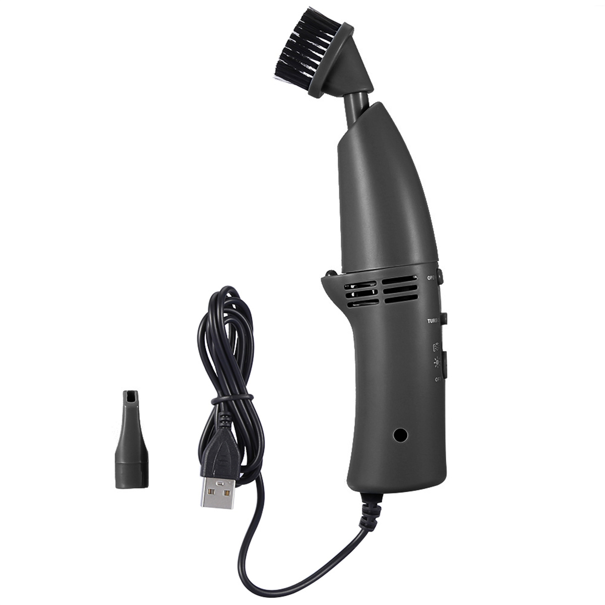Ein schwarzer Staubsauger mit Bürstenaufsatz, USB-Kabel und Ladedüse.