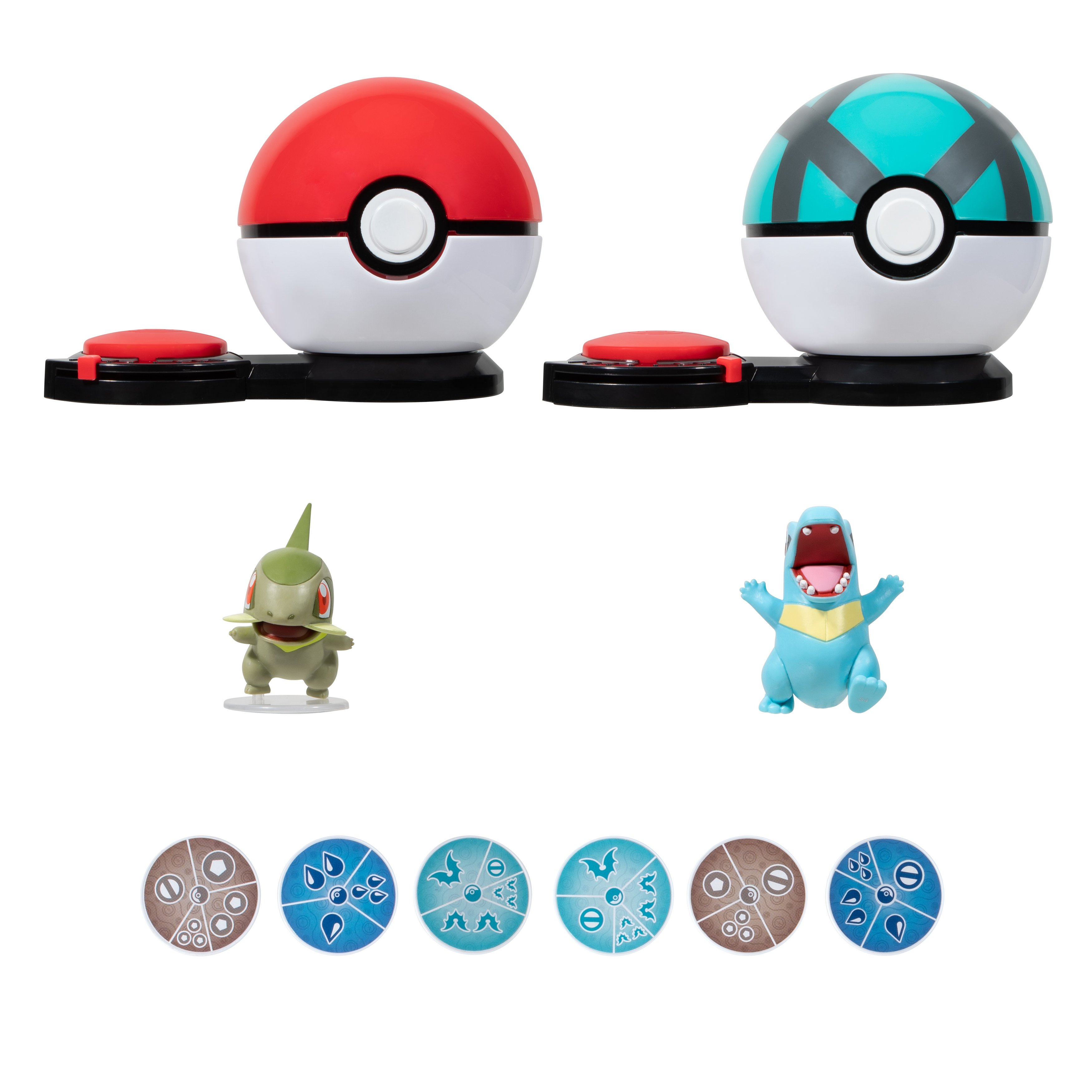 Zwei rote und blaue Poké Ball-Spielzeuge mit Knöpfen und zwei Pokémon-Figuren sowie verschiedene Spielmarken.
