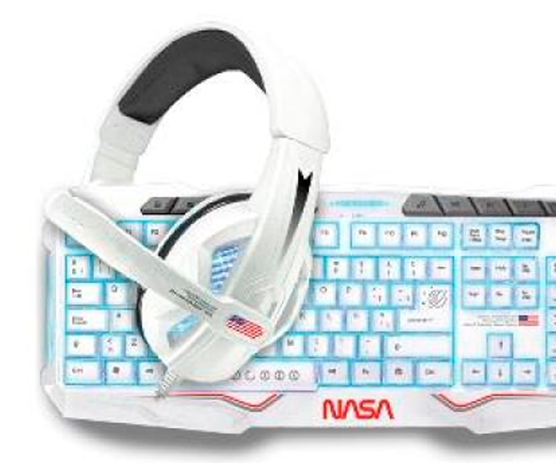 Un auricular y teclado de juego blancos con la marca NASA sobre fondo blanco. Las teclas están iluminadas.