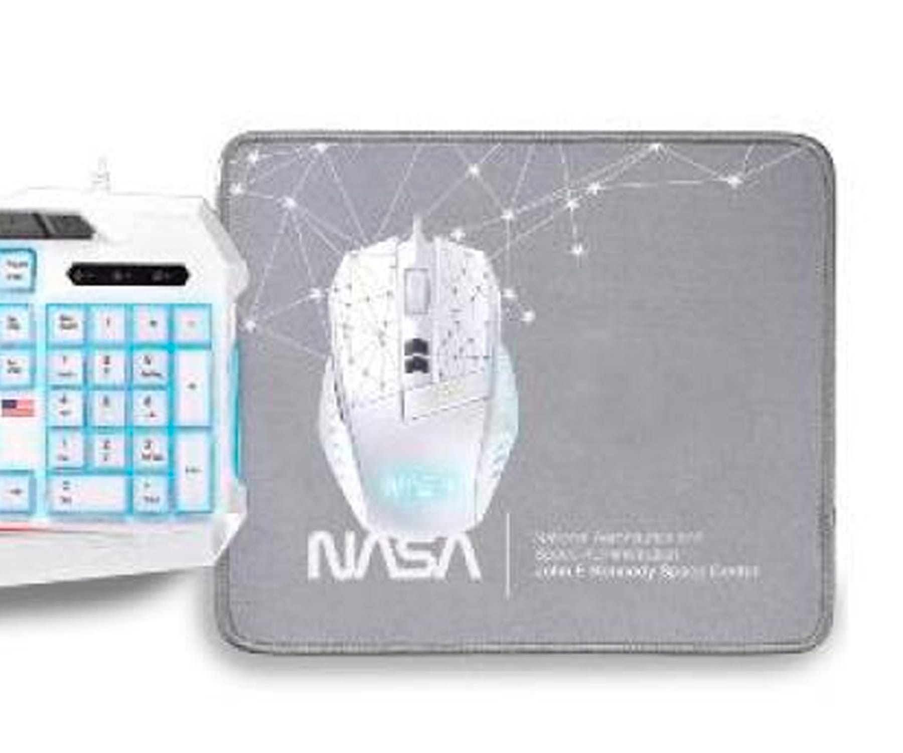 Un ratón y teclado gaming blancos, junto con una alfombrilla con el logo y texto de la NASA.