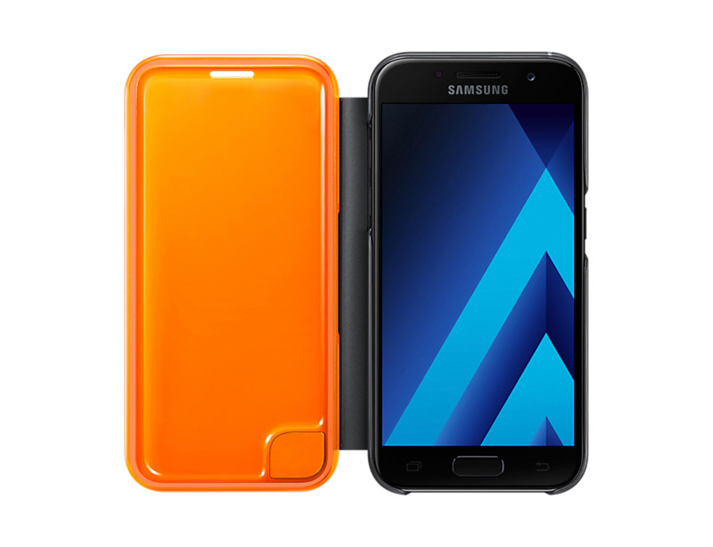 Ein Samsung-Telefon in einer offenen, orangenen Hülle, das den Bildschirm zeigt.