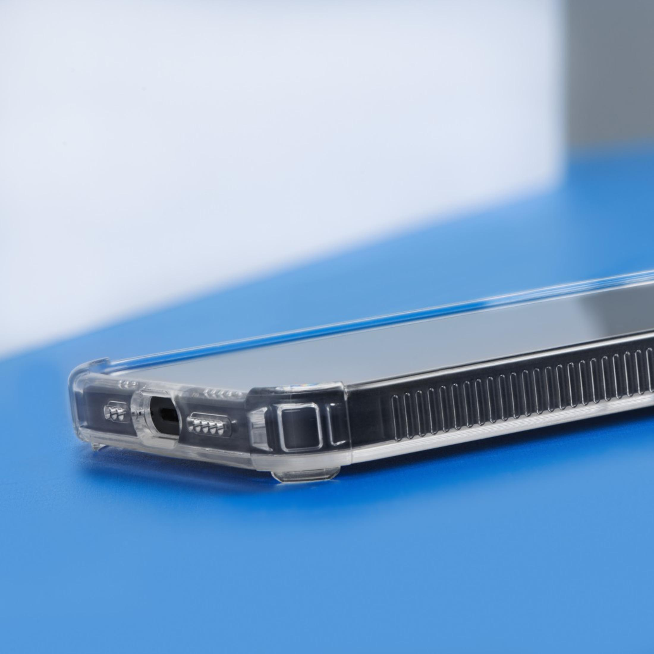Una custodia trasparente per telefono posizionata su una superficie blu. La custodia ha bordi protettivi e aperture per le porte.