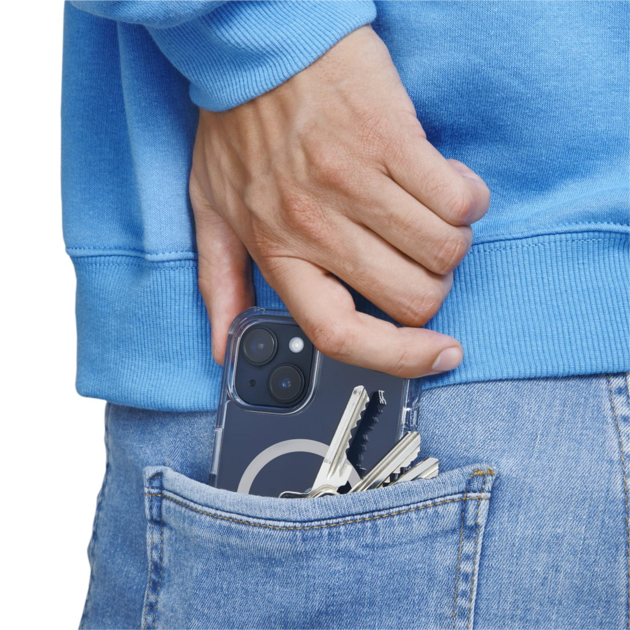 Ręka w kieszeni, widoczne klucze i telefon. Niebieskie dżinsy, przezroczyste etui.