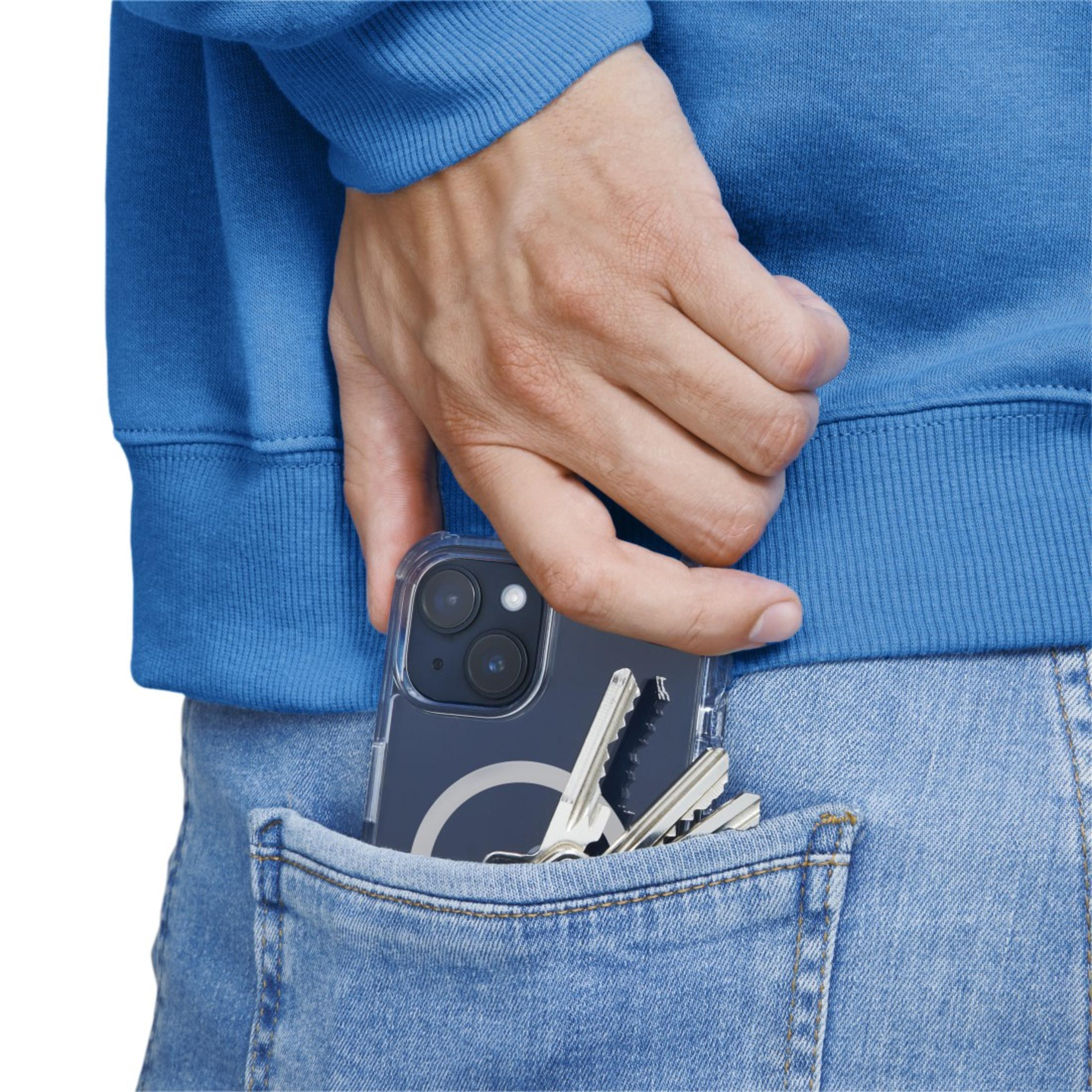 Mano con chiavi e telefono in custodia trasparente in tasca. Camicia e jeans blu.