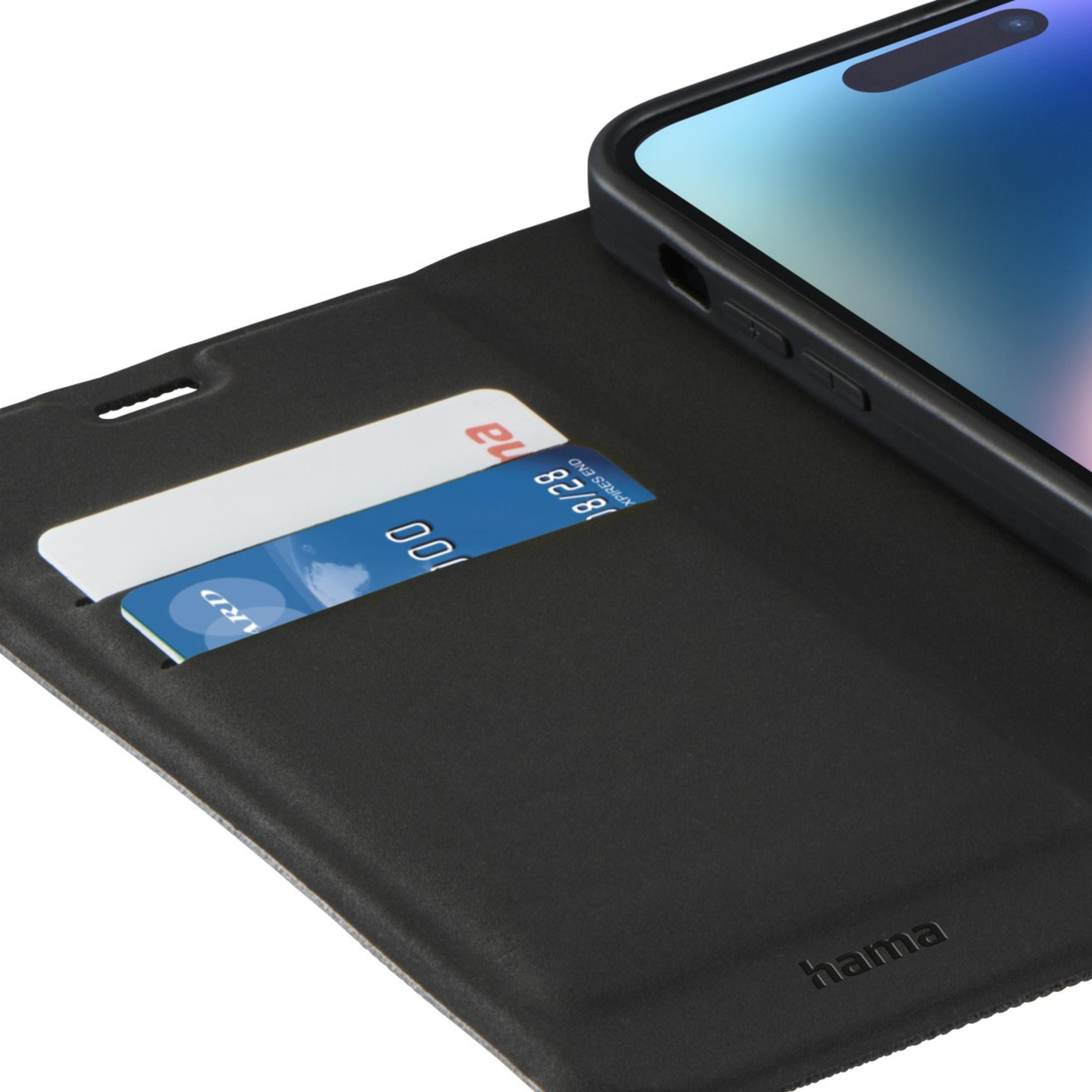Schwarze Handyhülle mit Karte und Geldbörse. Telefonbildschirm sichtbar. Schwarzer Hintergrund.