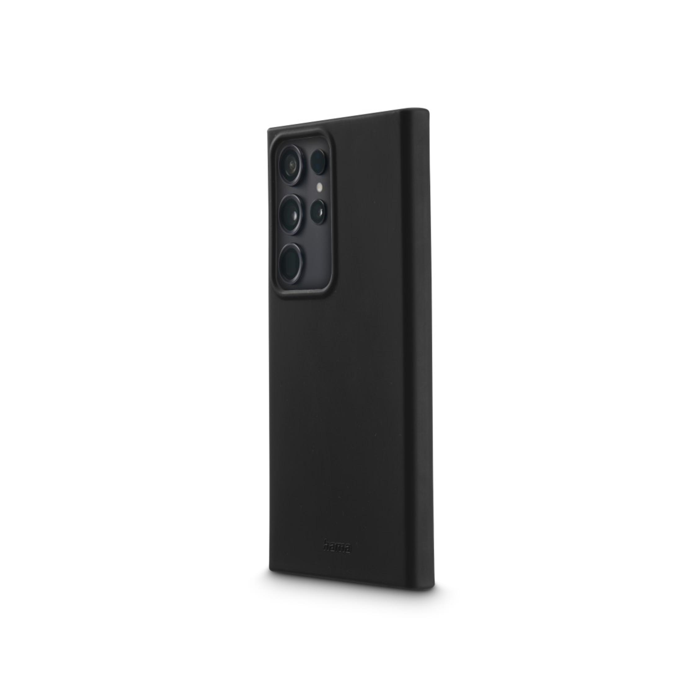 Coque de téléphone noire, montre le dos. Comporte des découpes pour l'appareil photo et un design élégant.