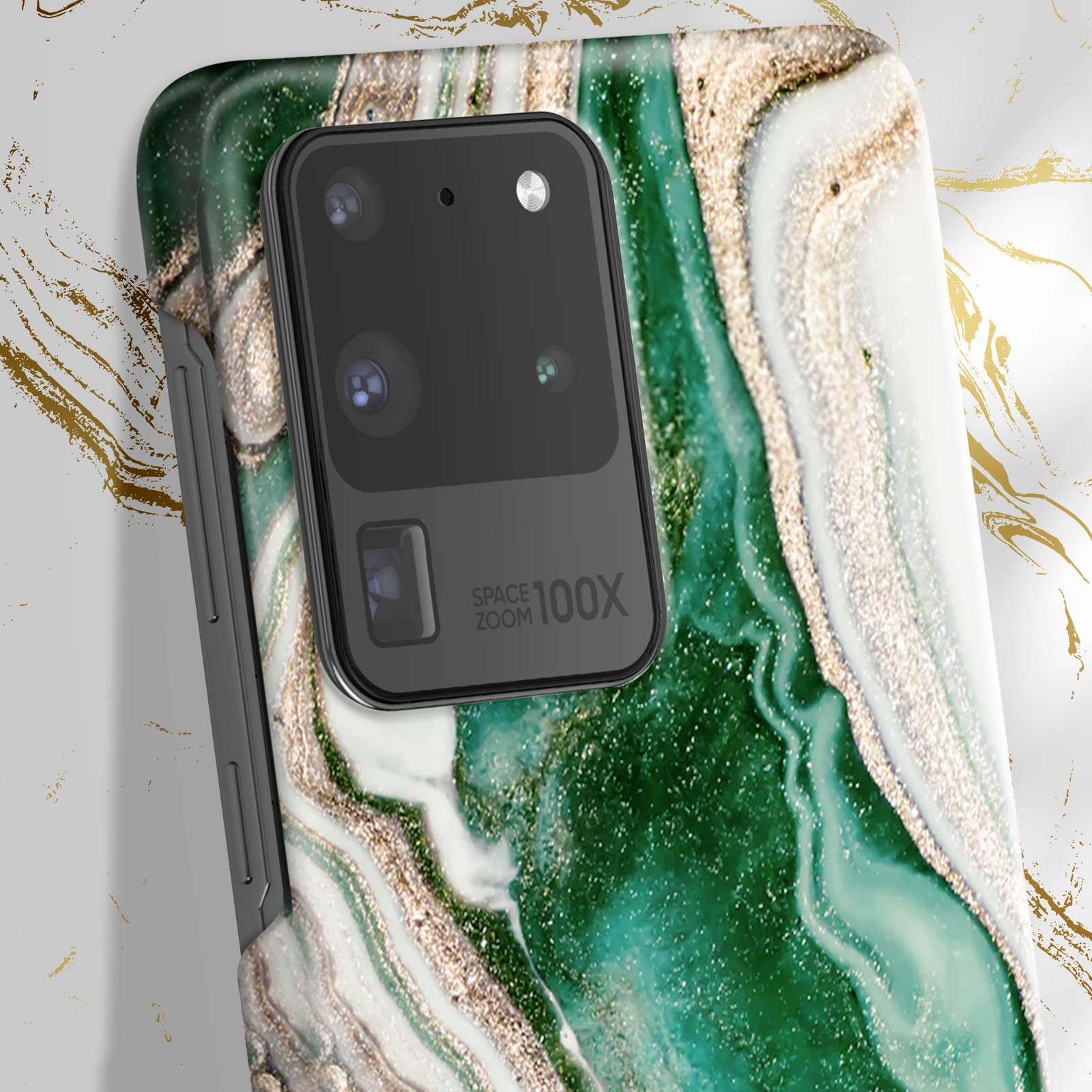 Primo piano di una custodia per telefono con un design a marmo verde e bianco e una fotocamera nera.
