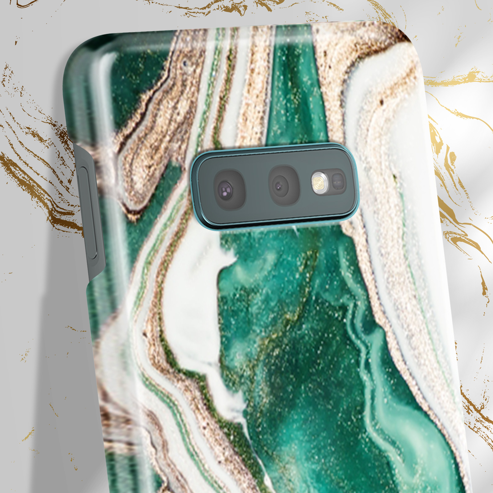 Primo piano della custodia, design marmo verde e oro, fotocamera visibile.