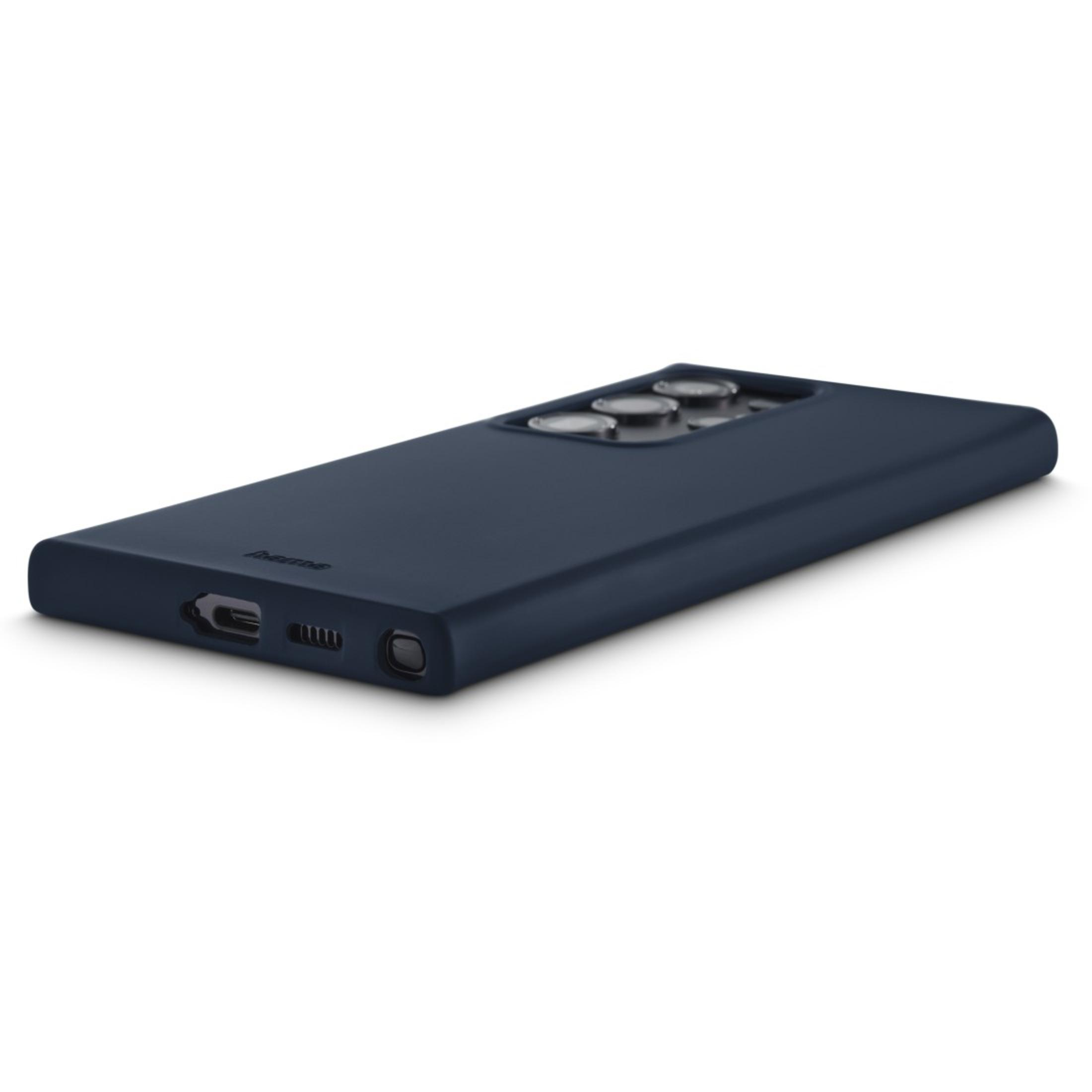 Un étui de téléphone bleu marine posé à plat sur une surface blanche, montrant les découpes de l'appareil photo.