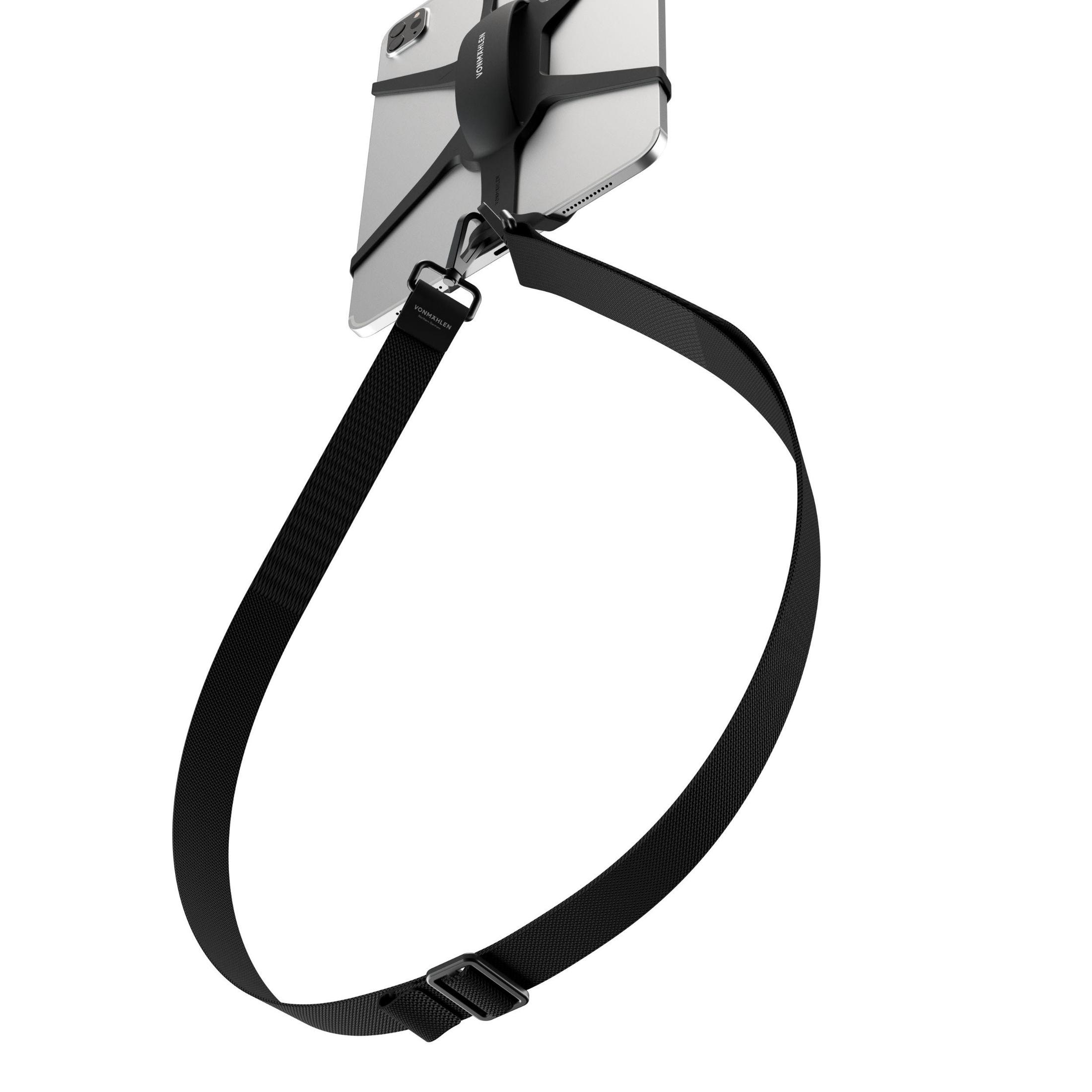 Ein silbernes Telefon mit schwarzem Riemen, befestigt an einem schwarzen Riemen, vor weißem Hintergrund.