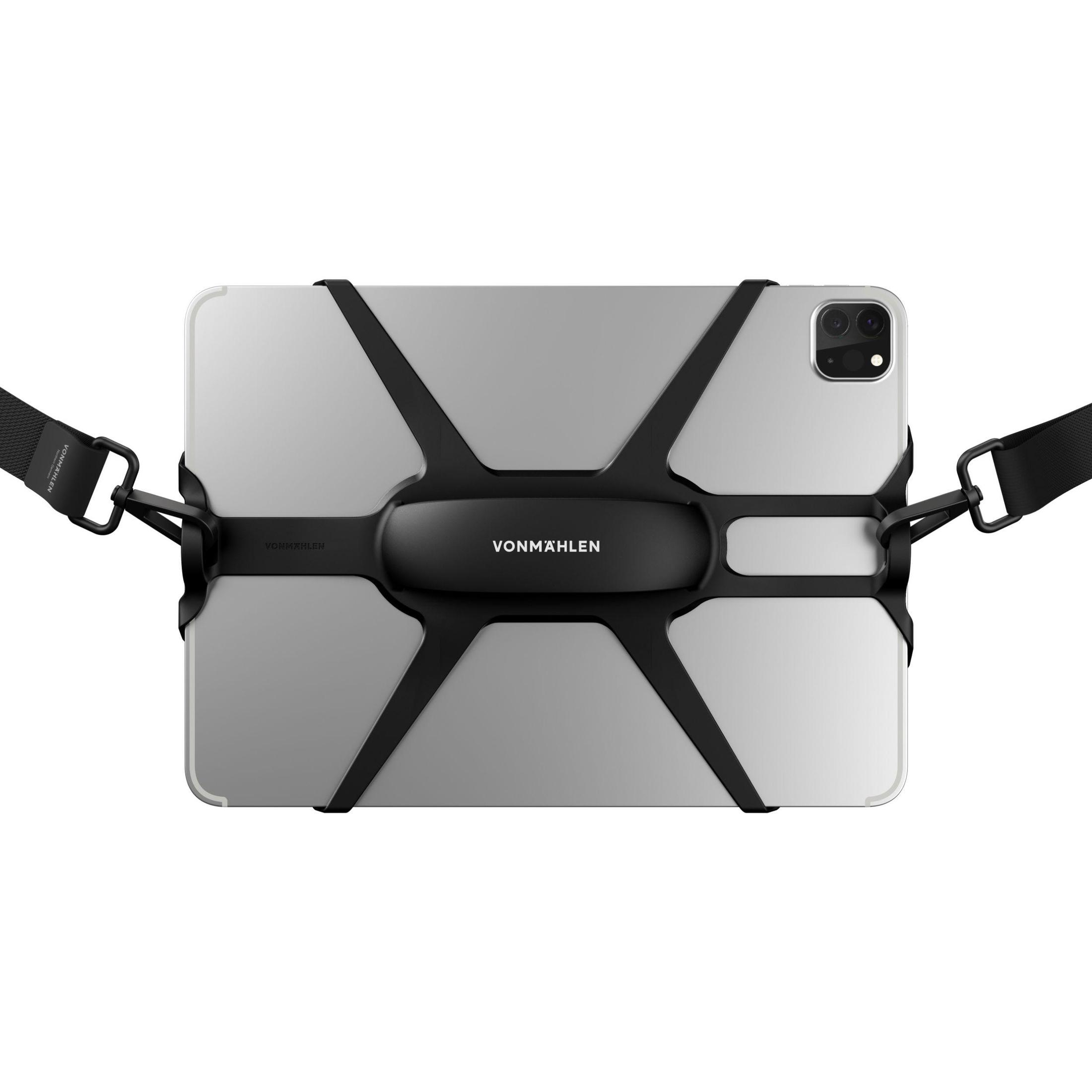 Tablet in schwarzem Geschirr mit Riemen. Der Markenname ist sichtbar.