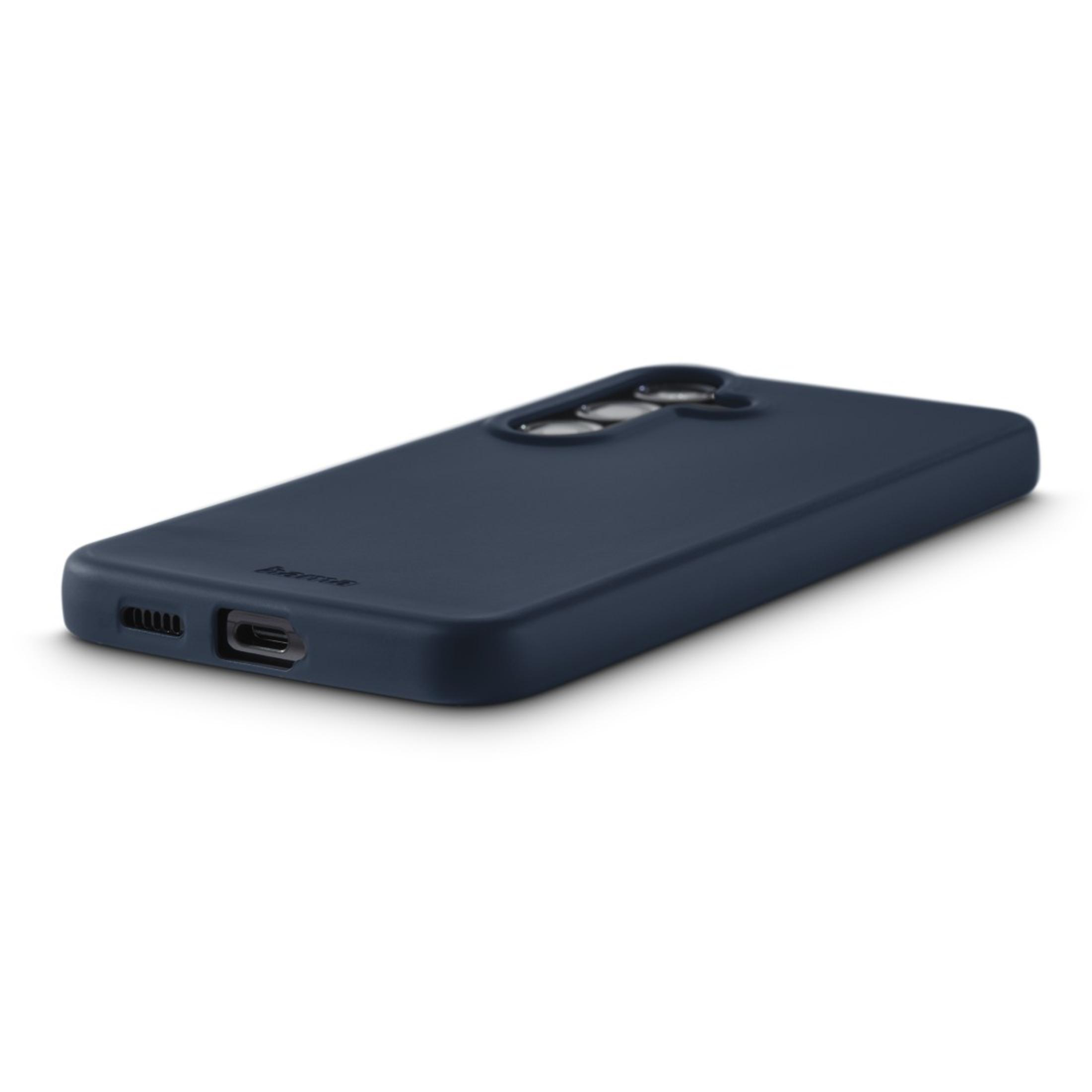 Coque de téléphone bleu marine avec découpes pour caméra sur fond blanc.