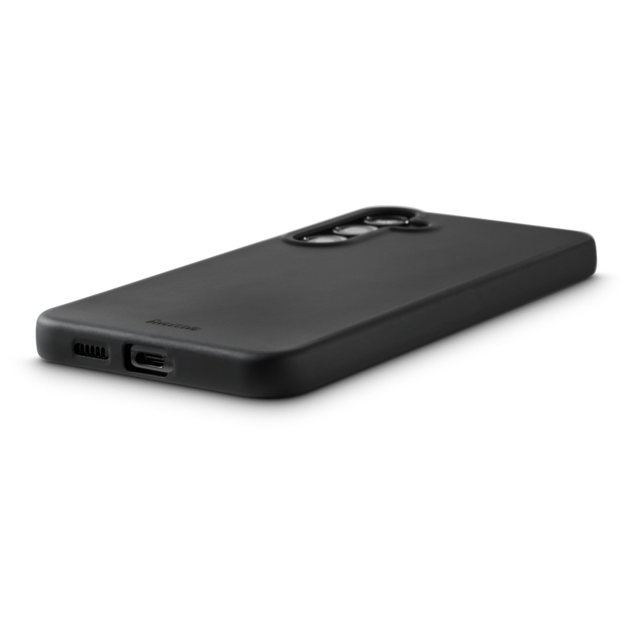 Une coque de téléphone noire posée à plat. Elle a un design minimaliste avec une surface lisse.
