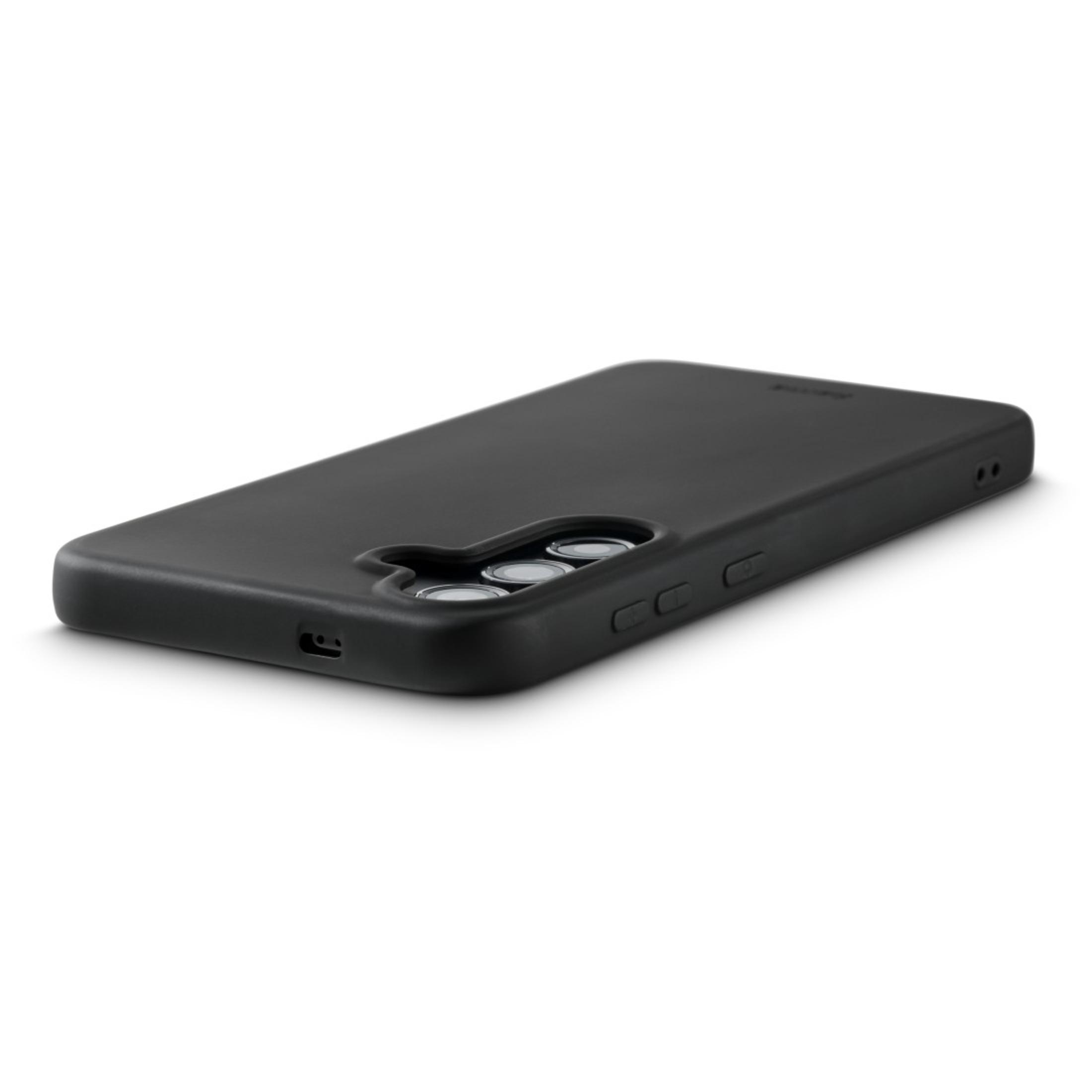 Coque de téléphone noire avec trois caméras sur une surface blanche.