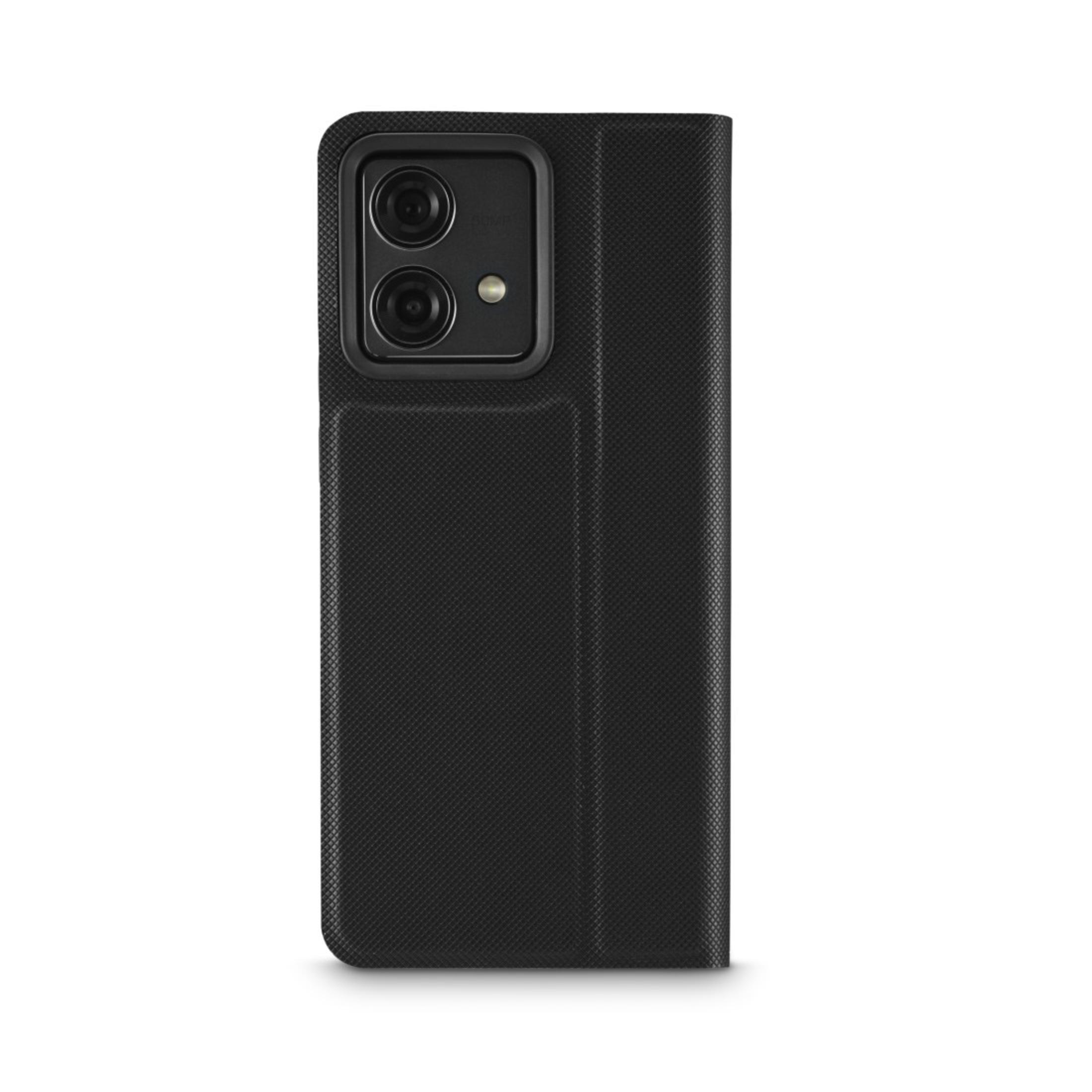 Custodia nera per telefono chiusa con un ritaglio per la fotocamera. La custodia ha una superficie strutturata.