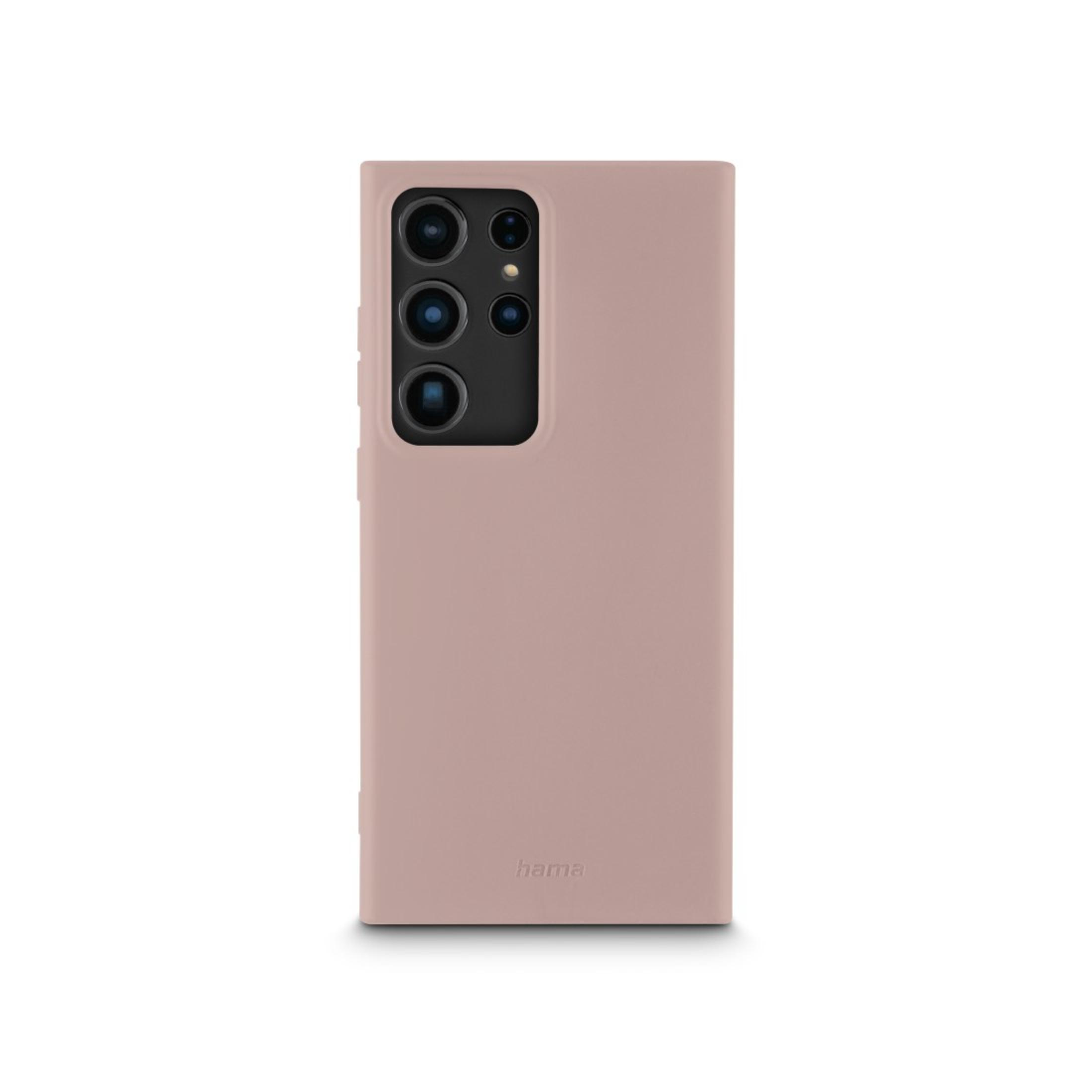 Une coque de téléphone rose avec trois objectifs de caméra à l'arrière.