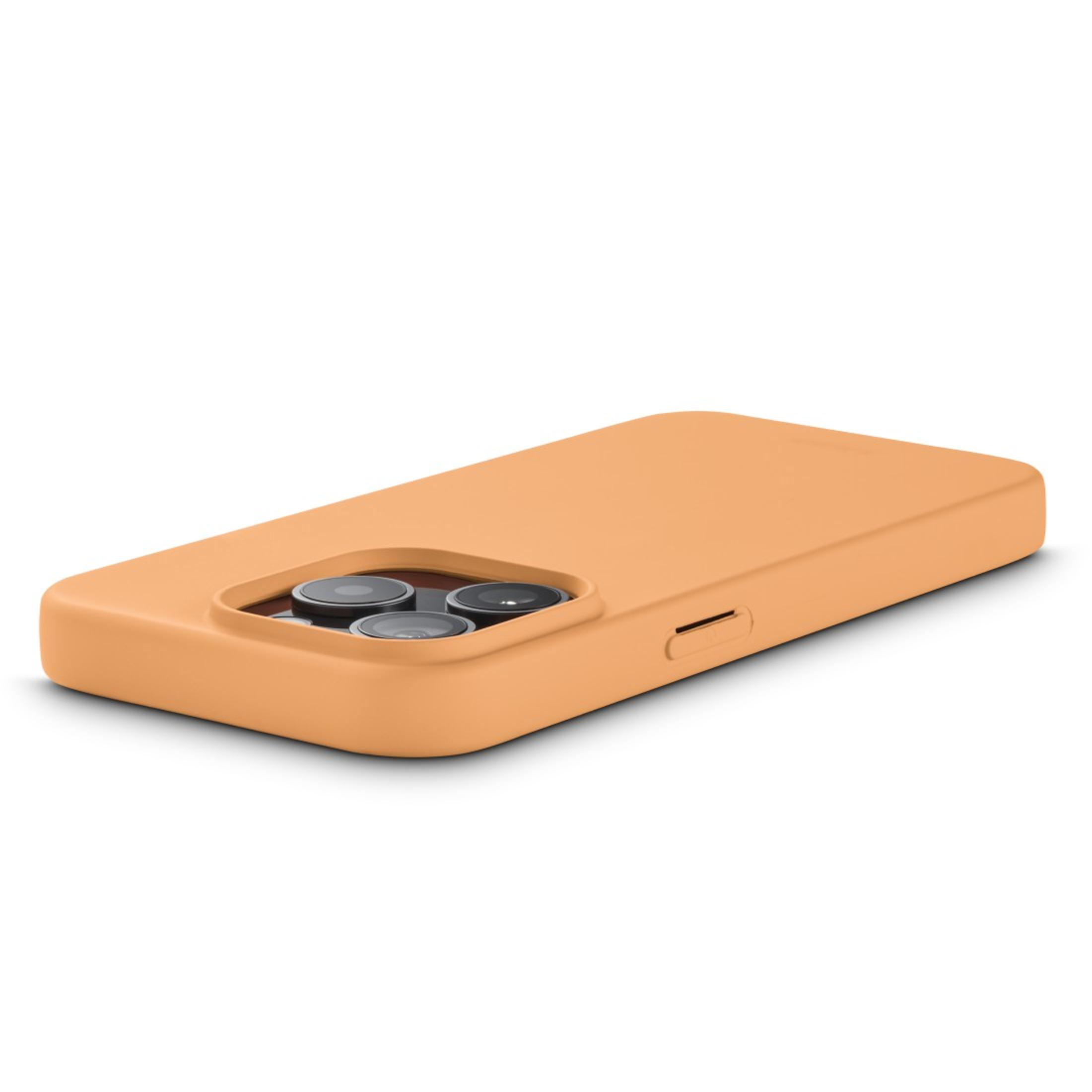 Coque de téléphone orange, vue en angle, trois objectifs d'appareil photo. Fond blanc.