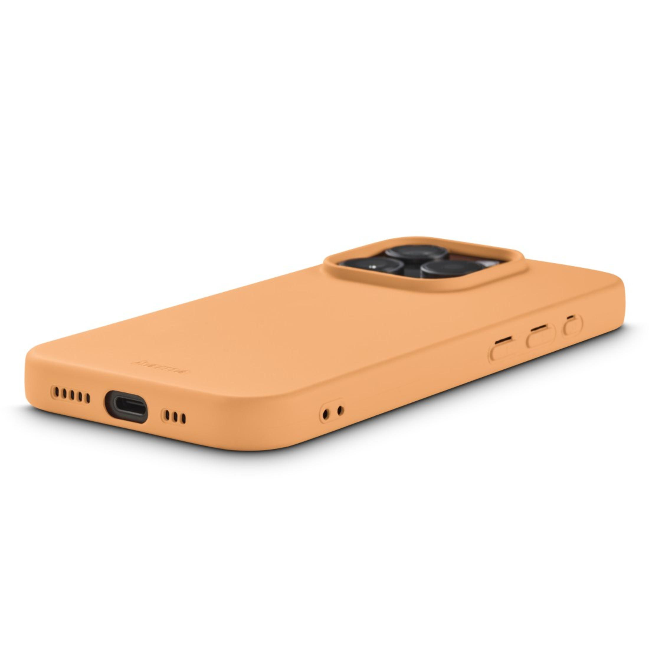 Coque de téléphone orange, en angle, avec découpes caméra et boutons latéraux.