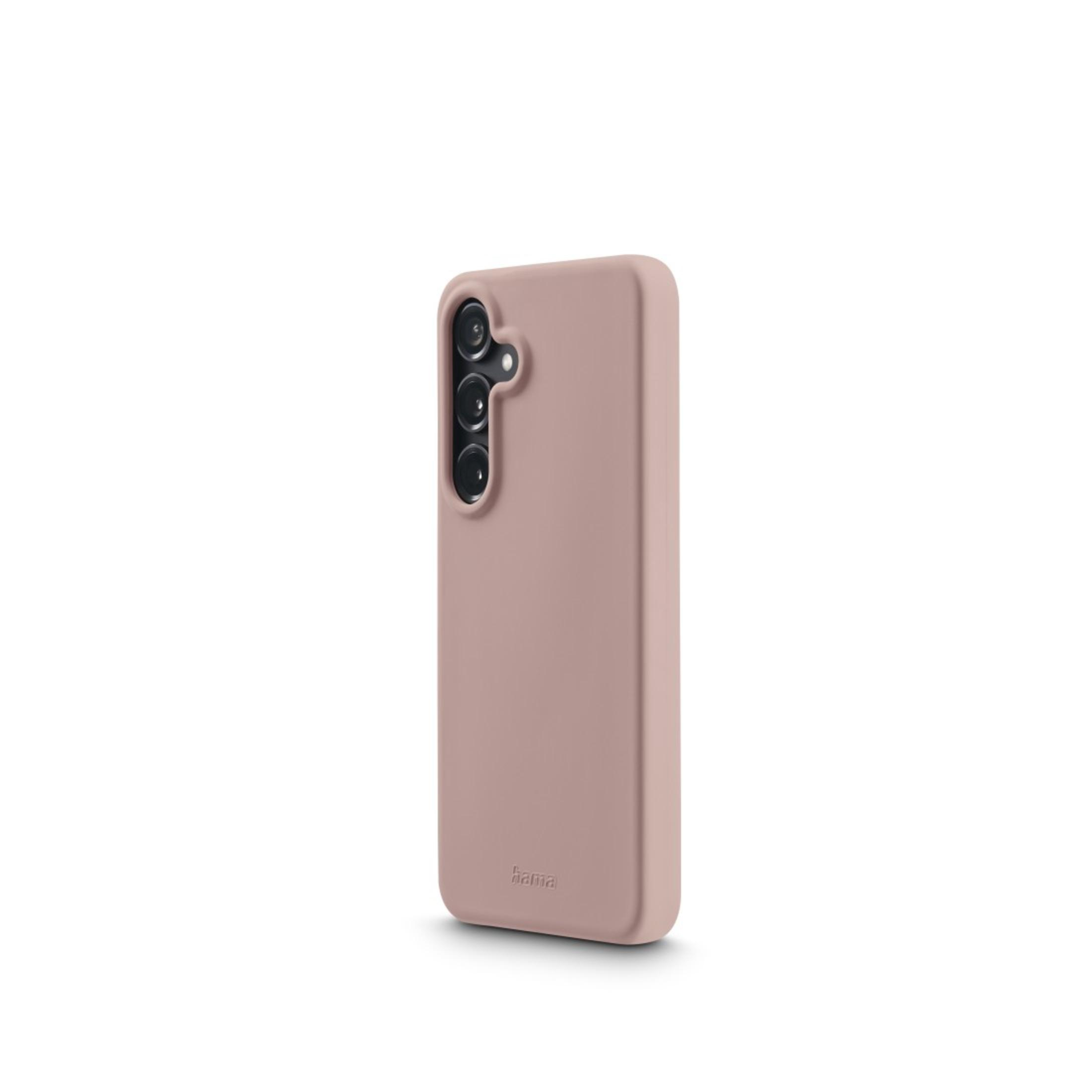 Coque de téléphone rose poussiéreux. Le téléphone a trois caméras et un flash.