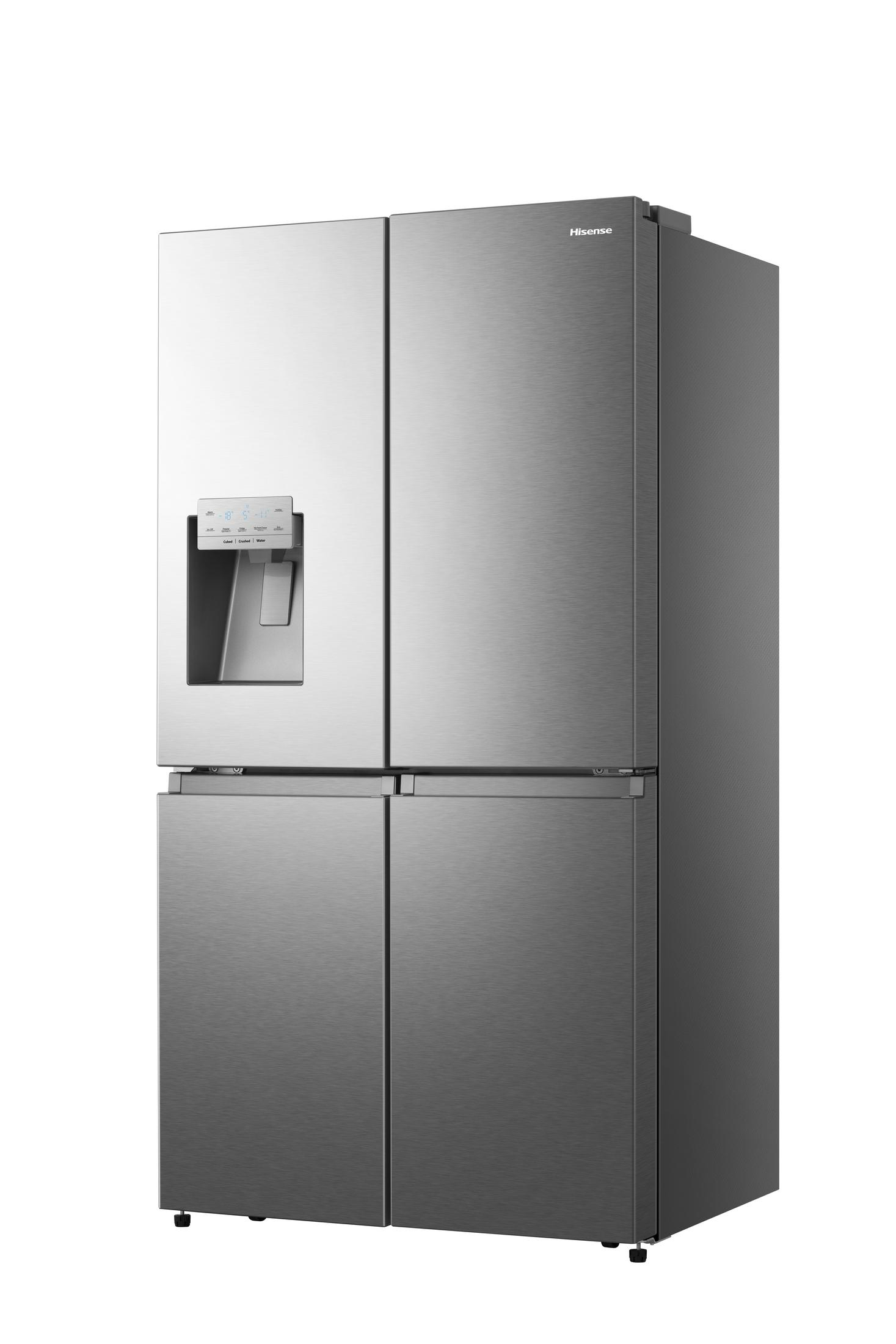 Viertüriger Hisense-Kühlschrank, silberfarben. Der Kühlschrank steht auf weißem Hintergrund und hat einen Wasserspender.
