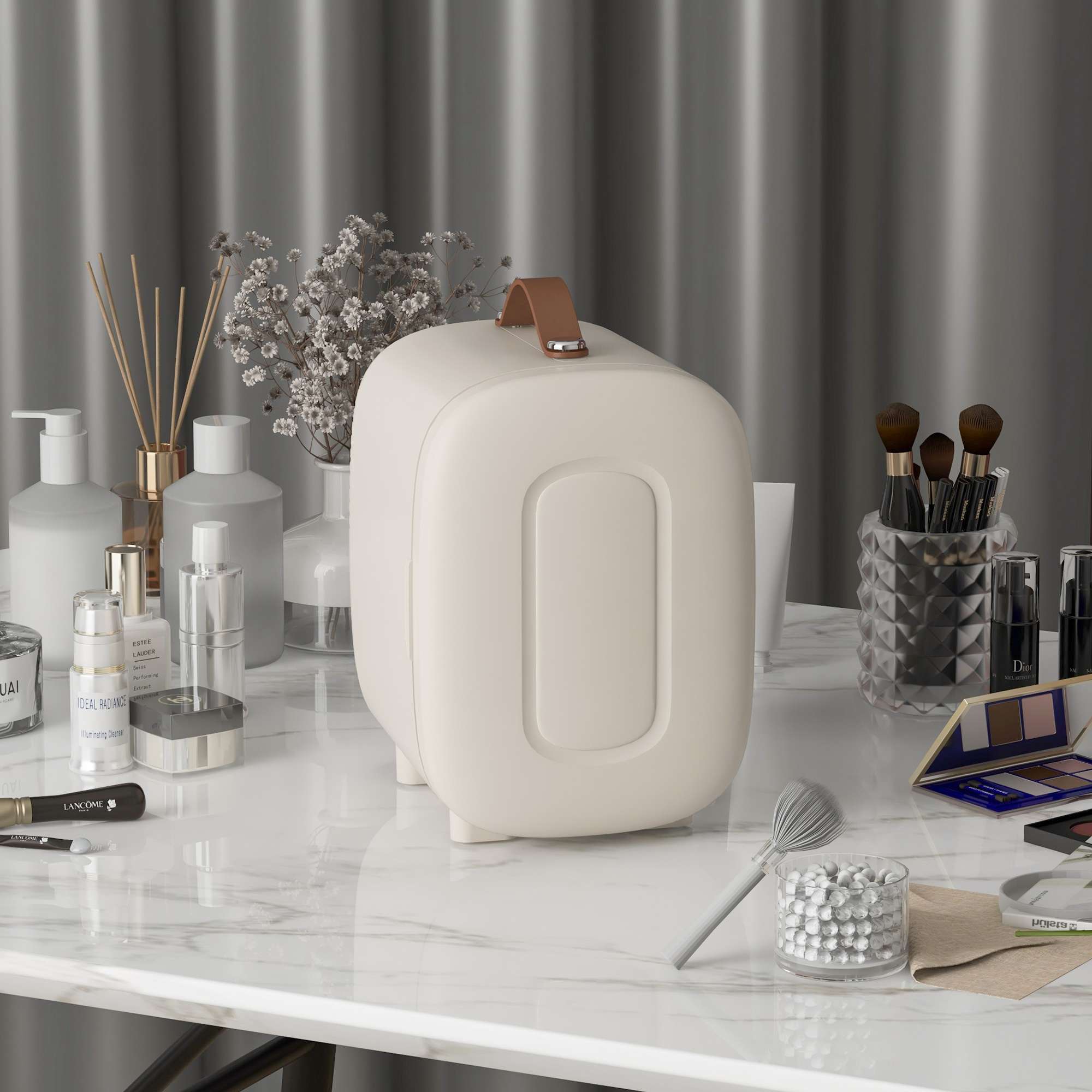 Contenedor blanco de almacenamiento de maquillaje sobre mesa de mármol, rodeado de maquillaje.