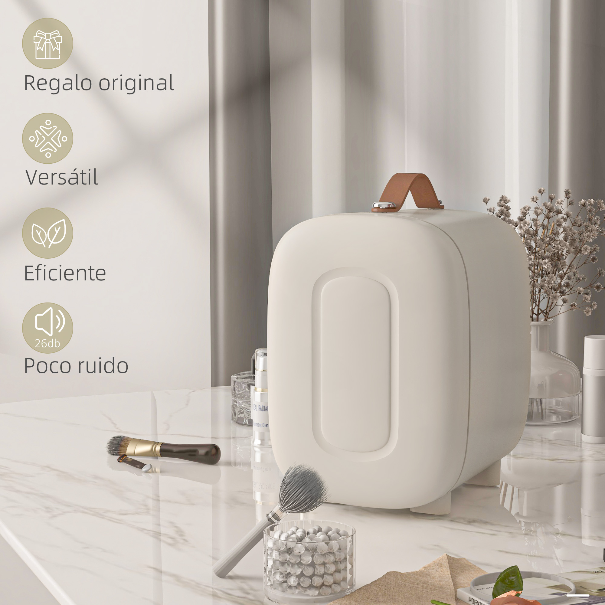 Un organizador de cosméticos color crema con asa marrón. Hay brochas y frascos de maquillaje sobre la mesa.
