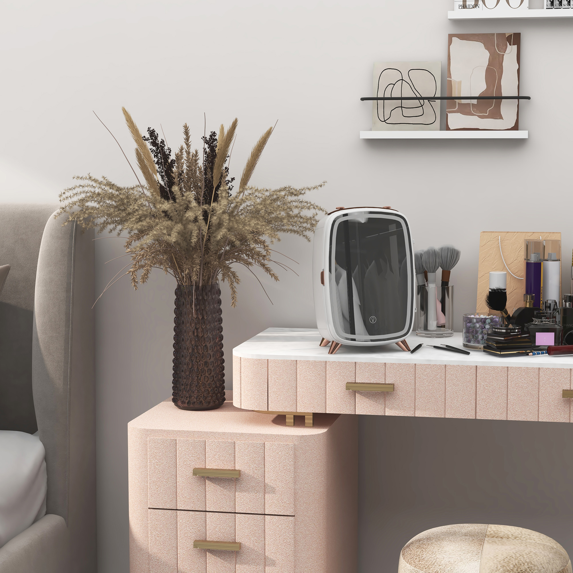 Una escena de tocador con un espejo, maquillaje, flores y una cama visible en el fondo.