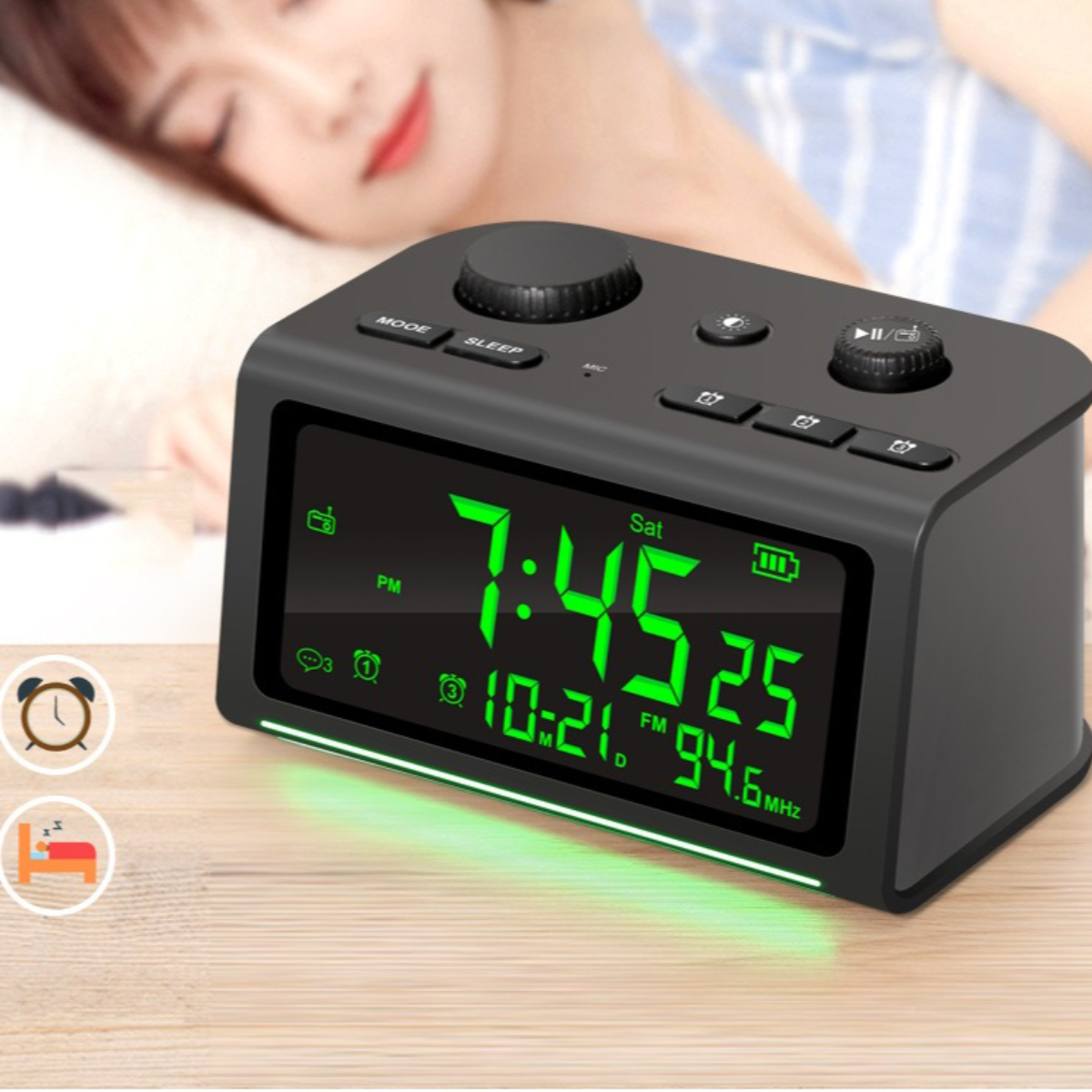 Schwarze Digitaluhr zeigt 7:45, neben schlafender Person.