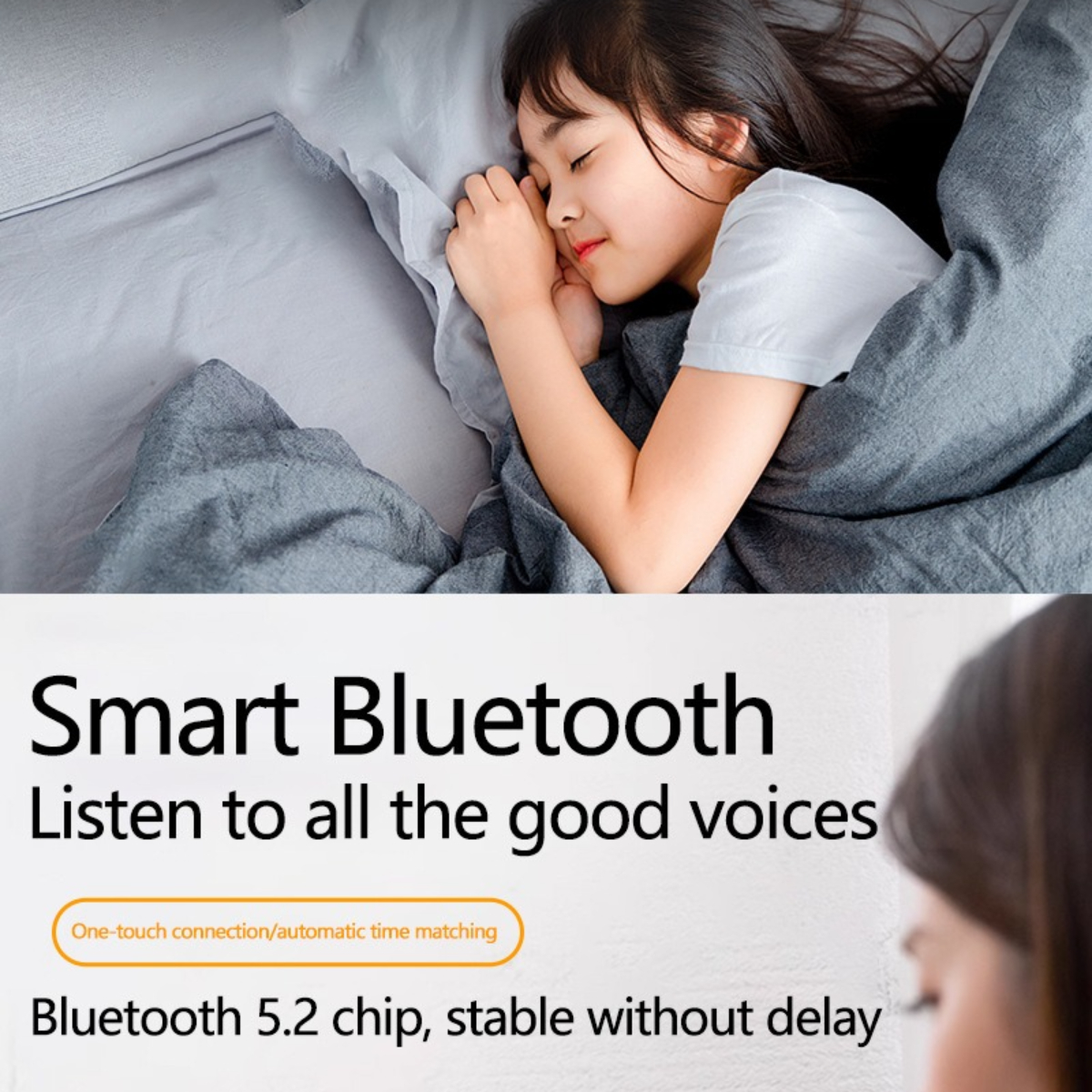 Ein Mädchen schläft unter einer Decke. Text: Smart Bluetooth. Höre alle guten Stimmen.