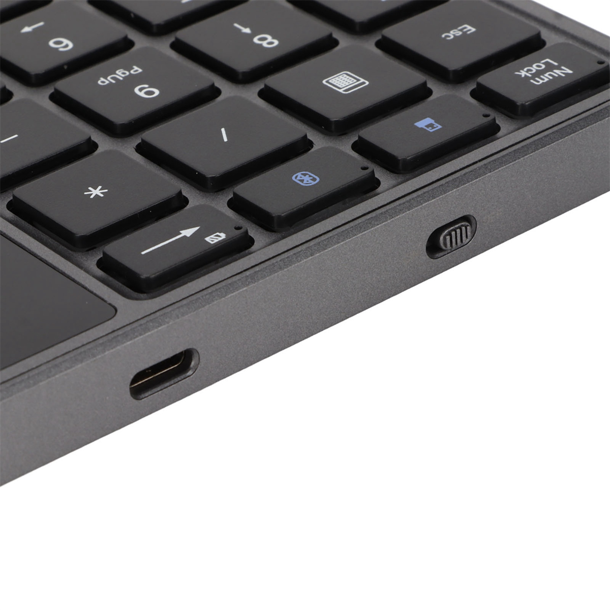 Nahaufnahme einer schwarzen Tastatur. Die Tasten sind schwarz mit weißer Beschriftung. Die Tastatur hat einen USB-C-Anschluss.