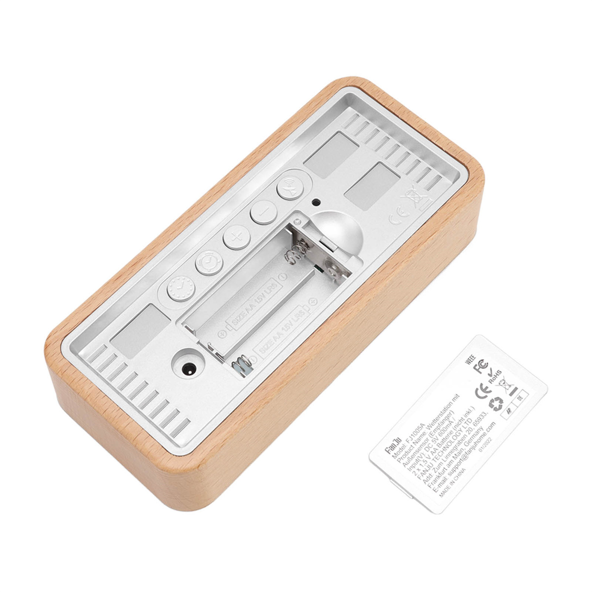 Wecker aus Holz mit Batteriefach und kleiner Informationskarte.