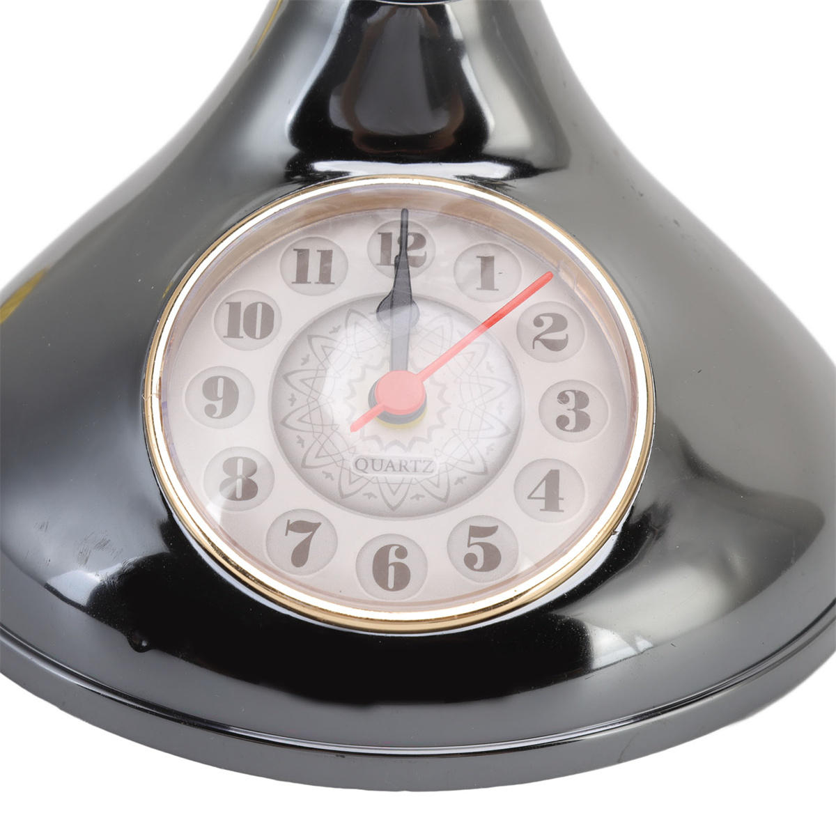 Schwarze und silberne dekorative Uhr mit römischen Ziffern auf hellem Hintergrund.