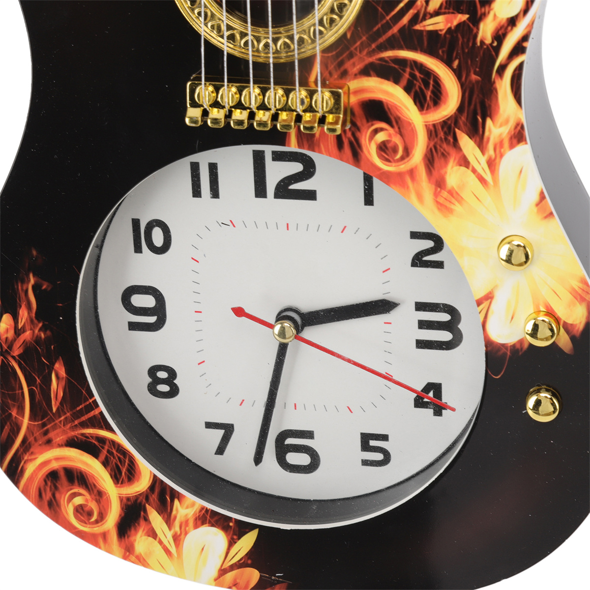 Gitarrenförmiges Zifferblatt mit Feuerdesign. Weißer Hintergrund.
