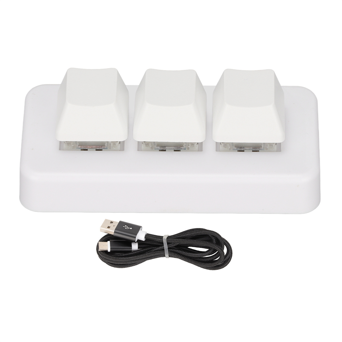 Weiße Tastenkappen auf weißer Basis mit einem USB-Kabel.